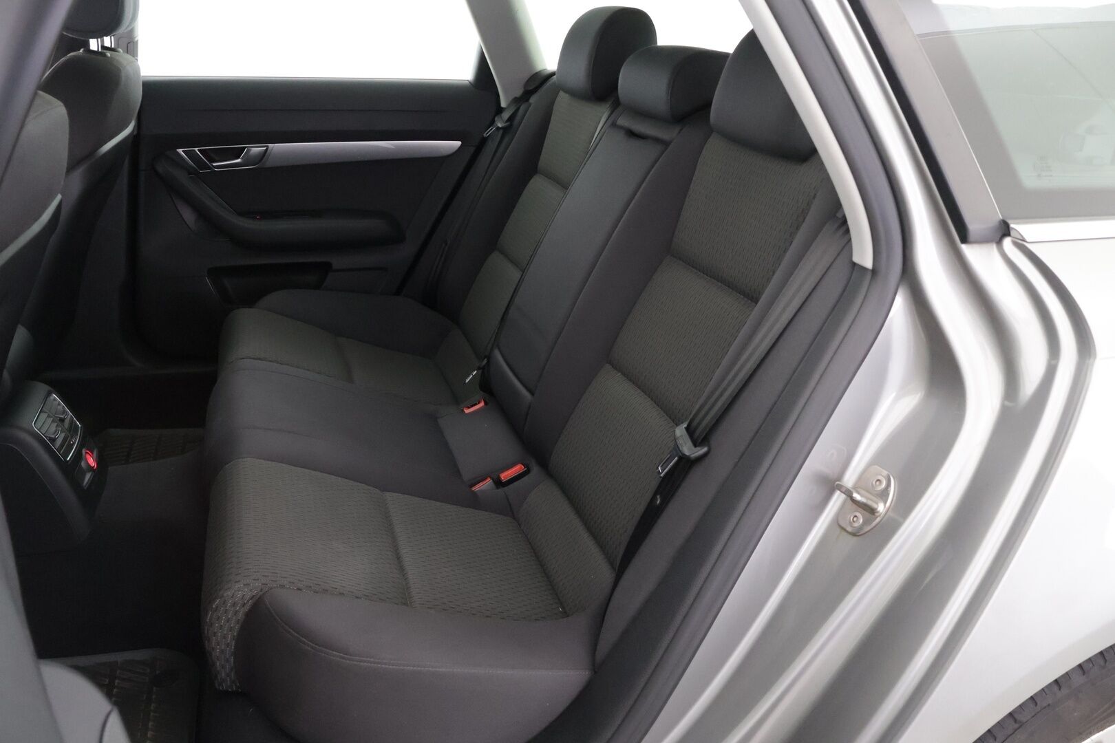 Audi A6 2006 5D A6 AVANT 2.4 AUTOMATIC-4F/286 - Huutokaupat.com / Aukoton katsastus historia / 2 hyvät renkaat / Katso huollot!