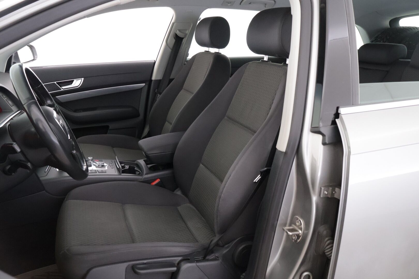 Audi A6 2006 5D A6 AVANT 2.4 AUTOMATIC-4F/286 - Huutokaupat.com / Aukoton katsastus historia / 2 hyvät renkaat / Katso huollot!