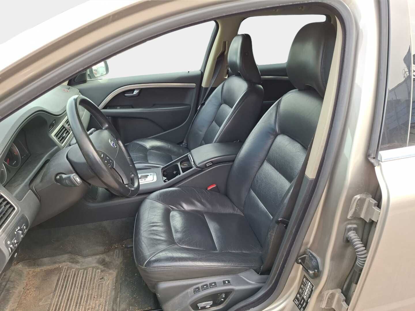 Volvo V70 2008 2,5T Summum aut - JUURI KATSASTETTU!! / 2x renkaat / Lohkolämmitin sisätilan pistokkeella / Vakionopeudensäädin / Vetokoukku / Pysäköintitutka taakse