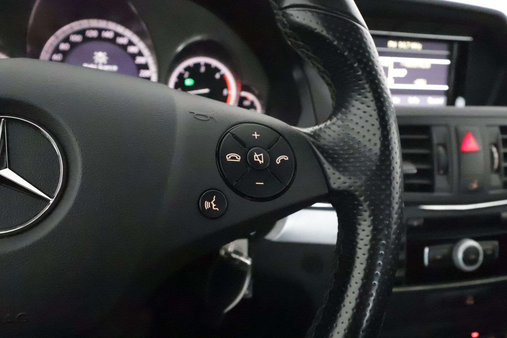 Mercedes-Benz E 2011 220 CDI BE Coupé A **Suomi-auto / Lohkolämmitin Sisäpistokkeella / Vakkari / Aut. Ilmastointi / Puolnahat**