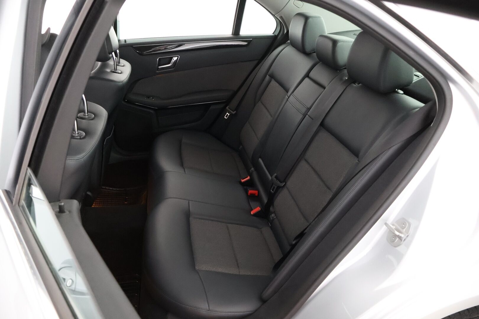 Mercedes-Benz E 2009 250 CDI A Premium Business - Vakkari / Comand Navi / Puolinahkasisusta / Lohko & Sisäpistoke / Sähköpenkit / Juuri tullut Tampereelle!