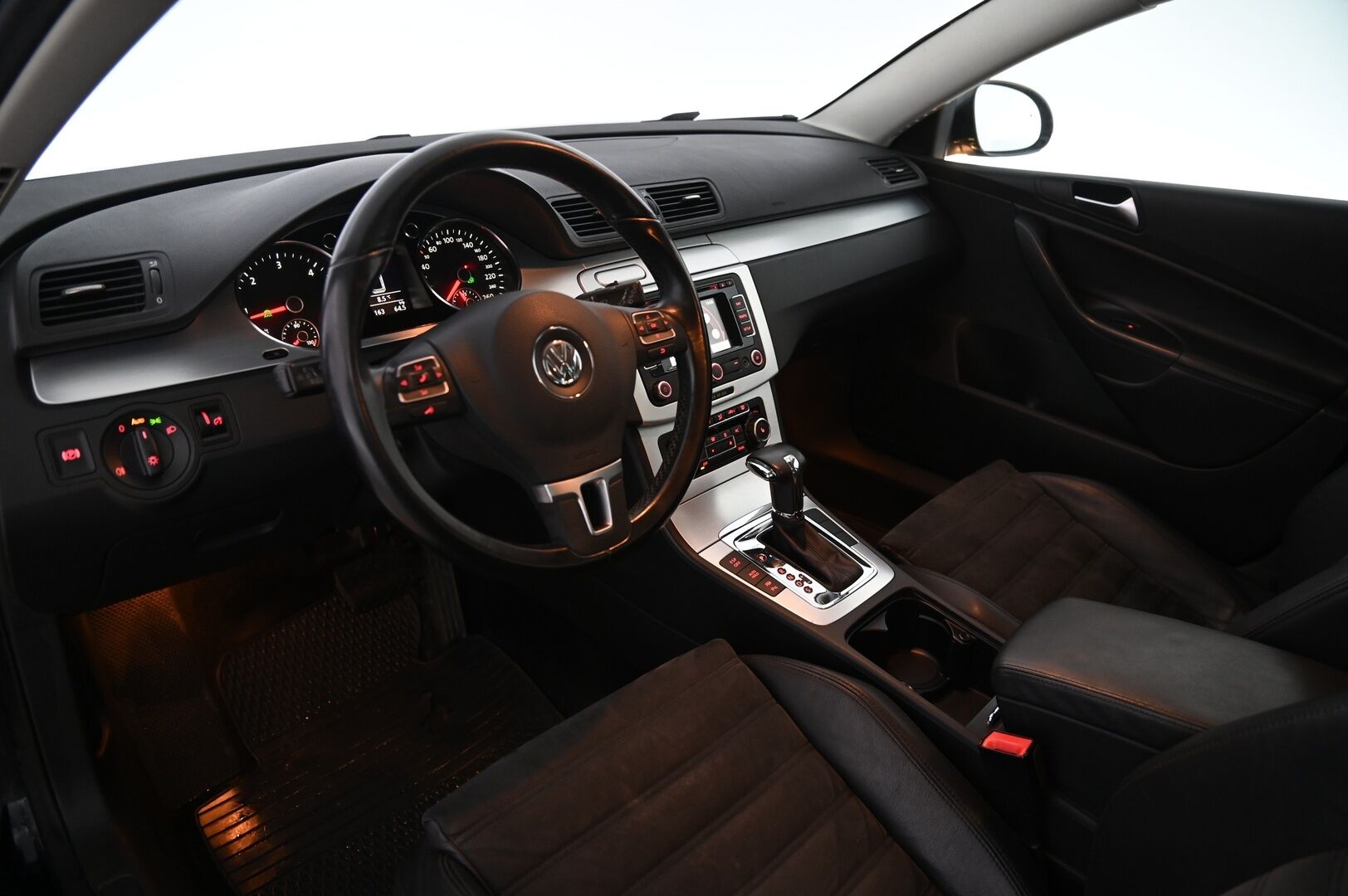 Volkswagen Passat 2010 (NW):	Variant Highline 2,0 TDI 125 kW (170 hv) 4MOTION * MYYDÄÄN - YRITYS OUTLET - MYYDÄÄN - YRITYS OUTLET 