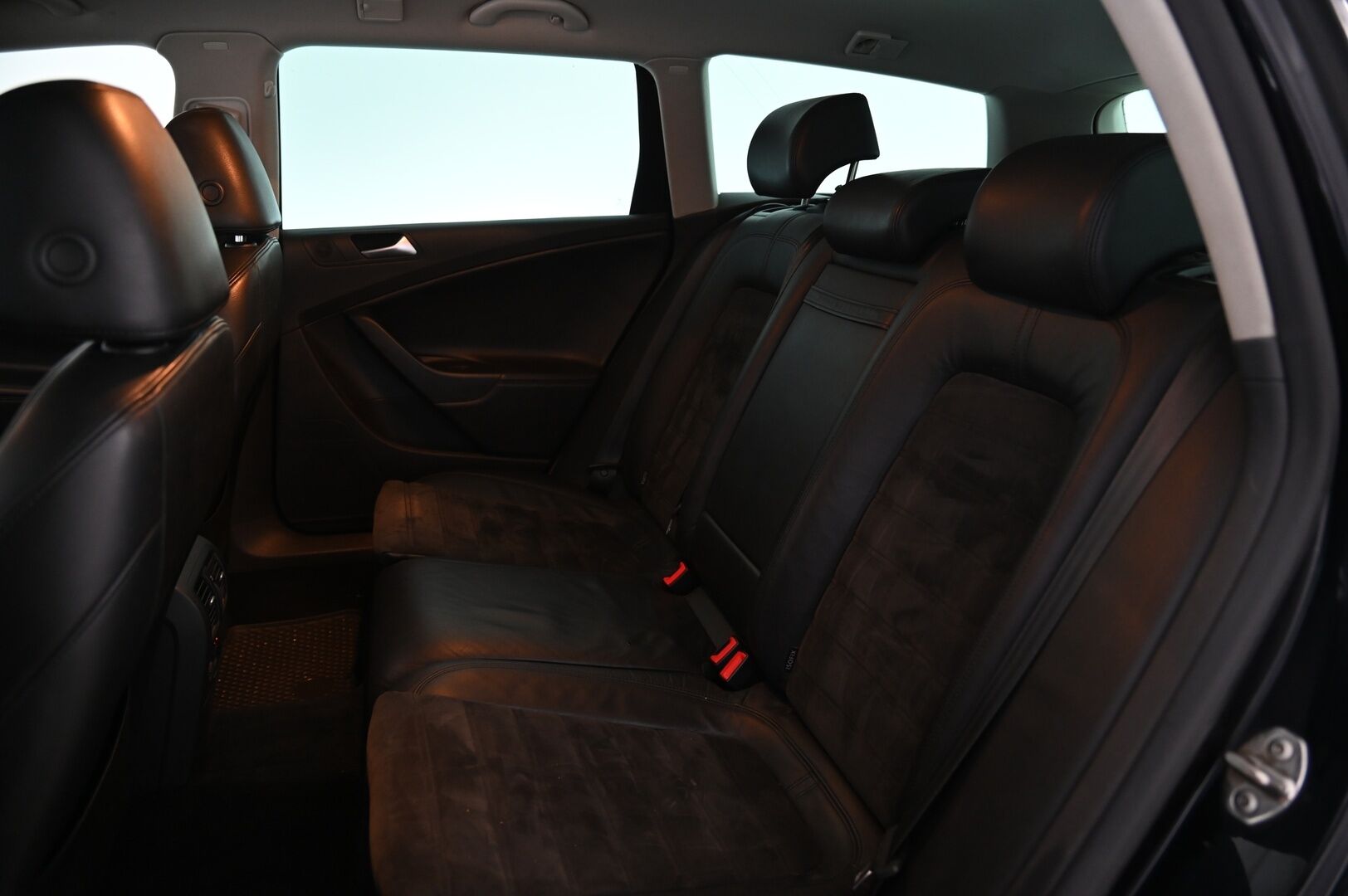 Volkswagen Passat 2010 (NW):	Variant Highline 2,0 TDI 125 kW (170 hv) 4MOTION * MYYDÄÄN - YRITYS OUTLET - MYYDÄÄN - YRITYS OUTLET 