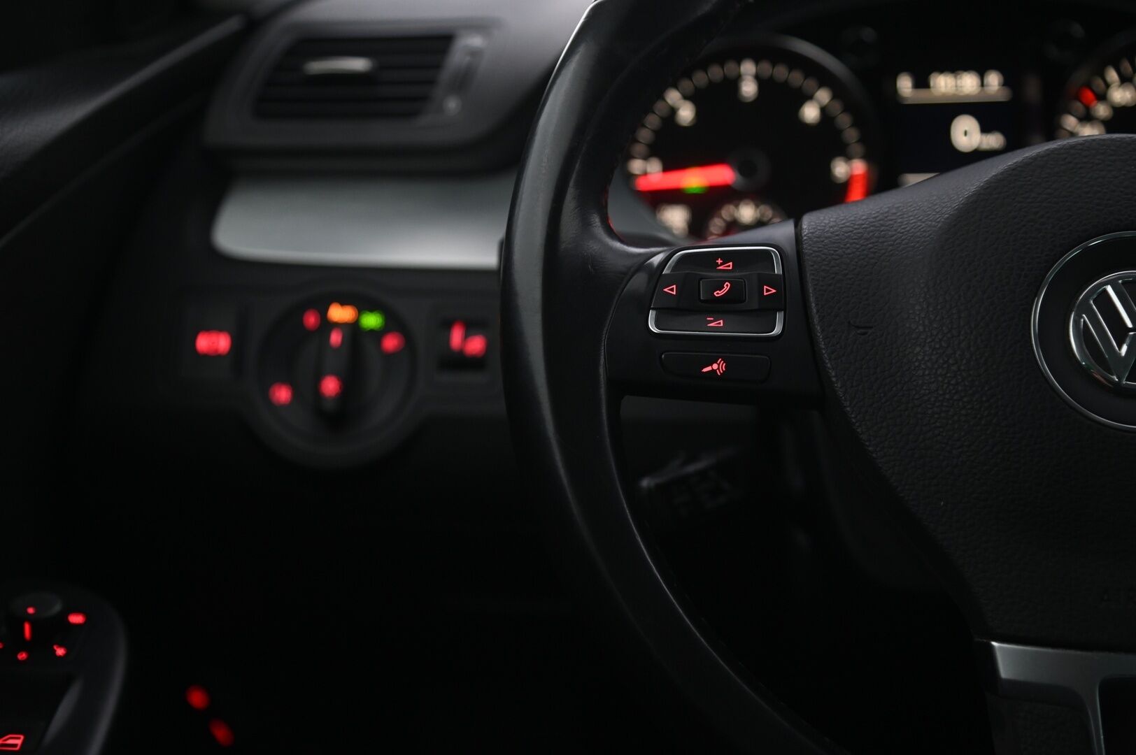 Volkswagen Passat 2010 (NW):	Variant Highline 2,0 TDI 125 kW (170 hv) 4MOTION * MYYDÄÄN - YRITYS OUTLET - MYYDÄÄN - YRITYS OUTLET 