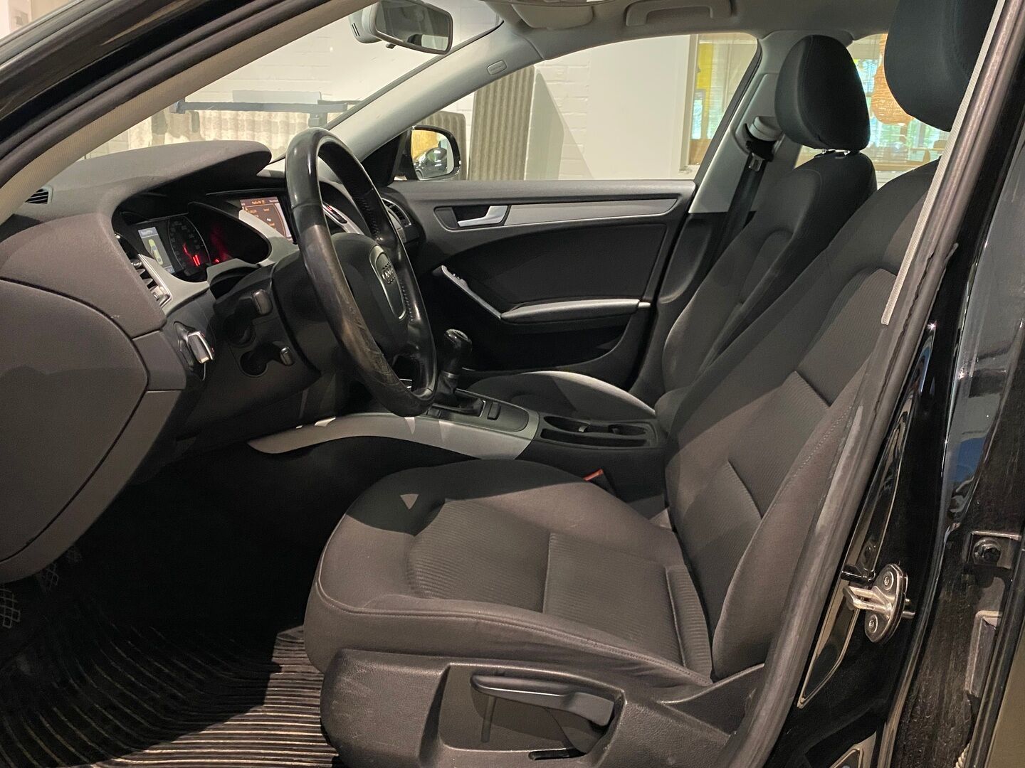 Audi A4 2011 Sedan 2,0 TDI 100kW Business- YritysOutlet - Myydään vain yrityksille - | Suomi-auto | Lohkolämmitin | Vakkari | Hyvät kesärenkaat | Hyvä huoltokirja | Pitkä leima |