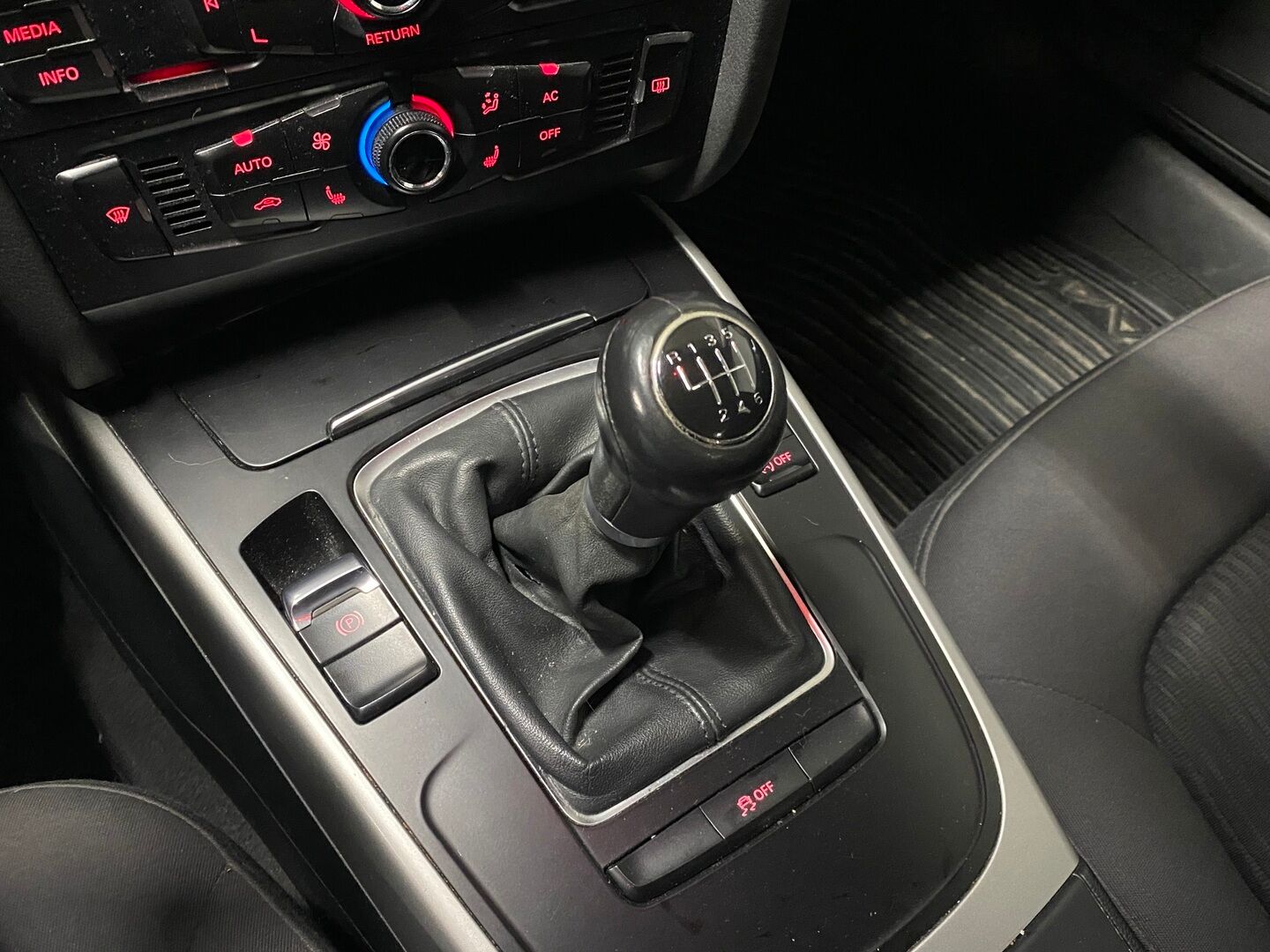 Audi A4 2011 Sedan 2,0 TDI 100kW Business- YritysOutlet - Myydään vain yrityksille - | Suomi-auto | Lohkolämmitin | Vakkari | Hyvät kesärenkaat | Hyvä huoltokirja | Pitkä leima |
