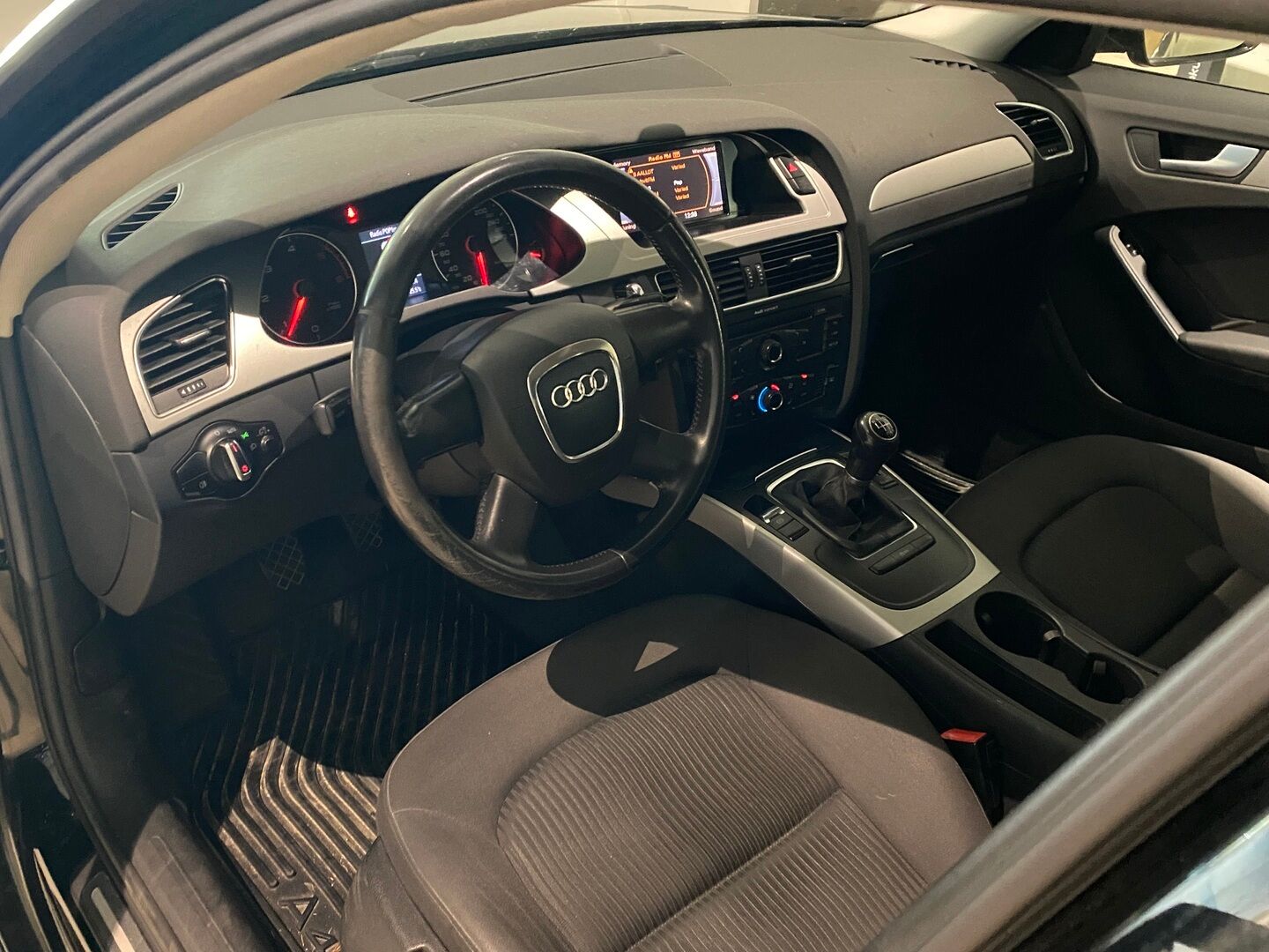 Audi A4 2011 Sedan 2,0 TDI 100kW Business- YritysOutlet - Myydään vain yrityksille - | Suomi-auto | Lohkolämmitin | Vakkari | Hyvät kesärenkaat | Hyvä huoltokirja | Pitkä leima |