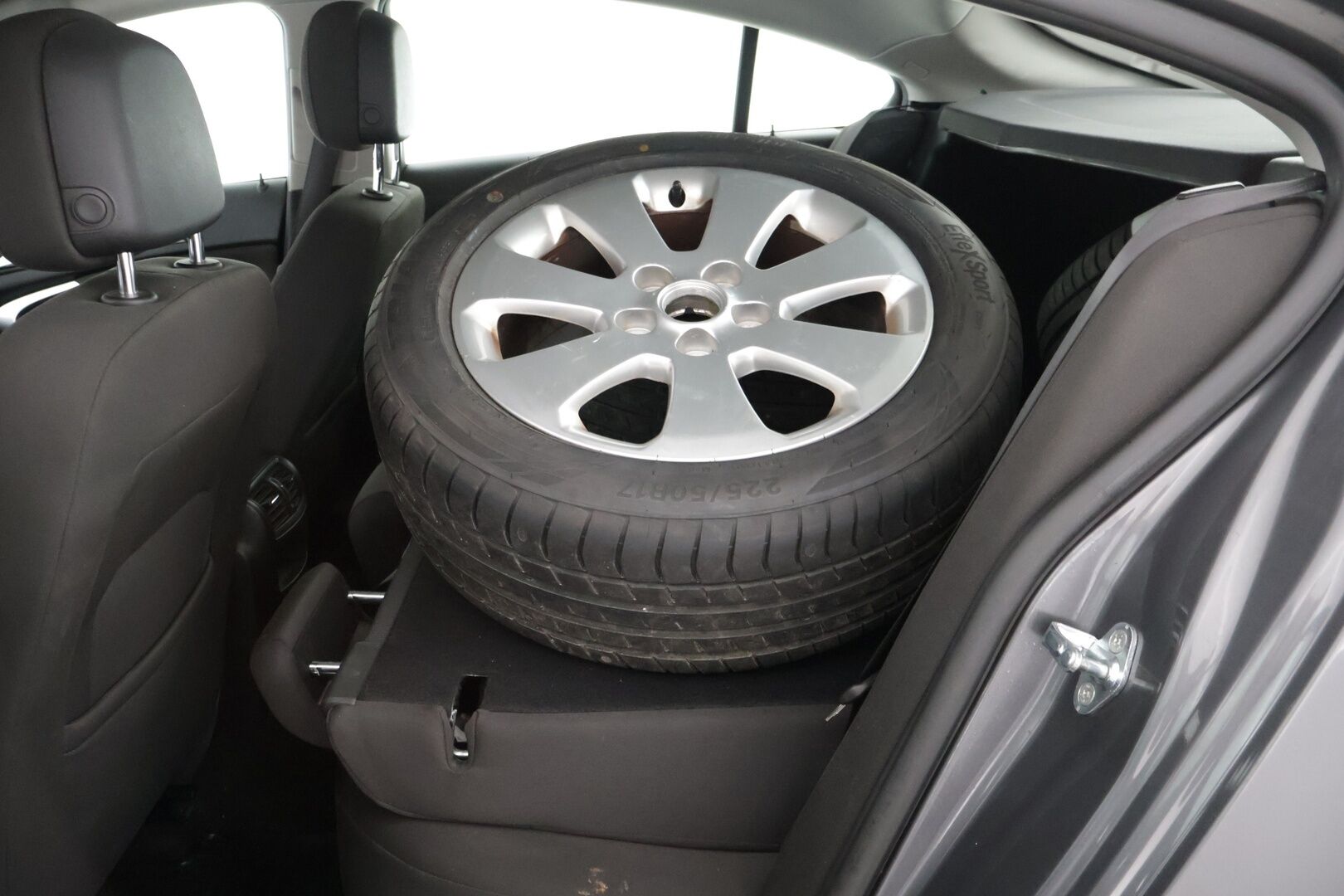 Opel Insignia 2012 5-ov Edition 2,0 CDTI ecoFLEX DPF 118kW AT6 BL**YritysOutlet - Myydään vain yrityksille - *2x erinomaiset renkaat / Lohko sisäpistokkeella / Vetokoukku / Vakkari / Suomi-auto*