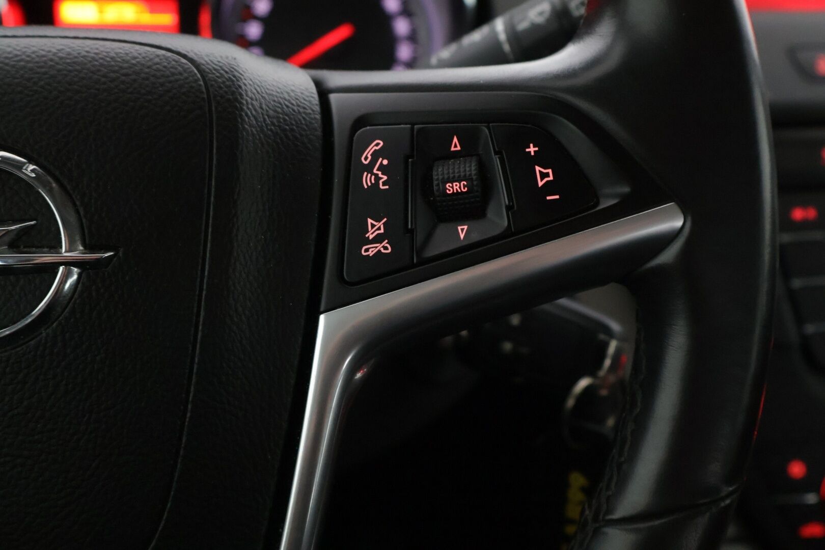 Opel Insignia 2012 5-ov Edition 2,0 CDTI ecoFLEX DPF 118kW AT6 BL**YritysOutlet - Myydään vain yrityksille - *2x erinomaiset renkaat / Lohko sisäpistokkeella / Vetokoukku / Vakkari / Suomi-auto*