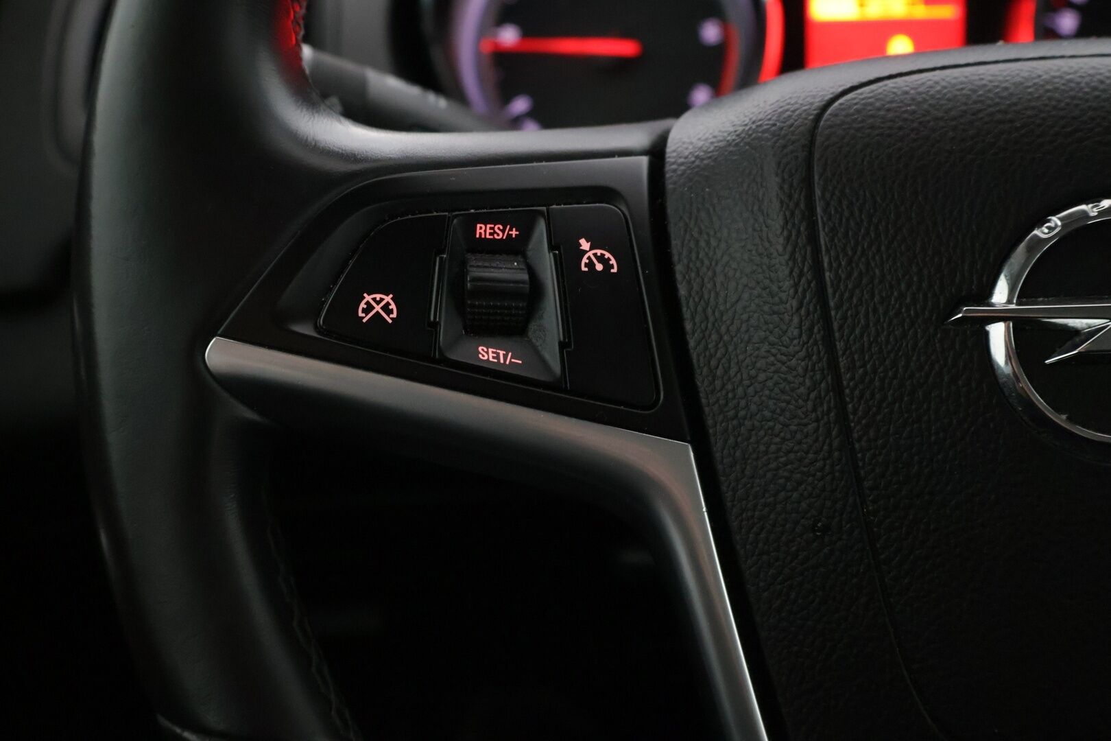 Opel Insignia 2012 5-ov Edition 2,0 CDTI ecoFLEX DPF 118kW AT6 BL**YritysOutlet - Myydään vain yrityksille - *2x erinomaiset renkaat / Lohko sisäpistokkeella / Vetokoukku / Vakkari / Suomi-auto*