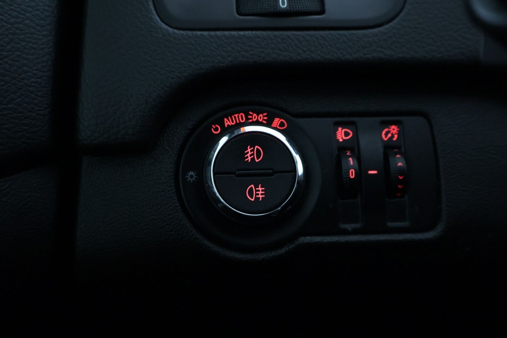 Opel Insignia 2012 5-ov Edition 2,0 CDTI ecoFLEX DPF 118kW AT6 BL**YritysOutlet - Myydään vain yrityksille - *2x erinomaiset renkaat / Lohko sisäpistokkeella / Vetokoukku / Vakkari / Suomi-auto*