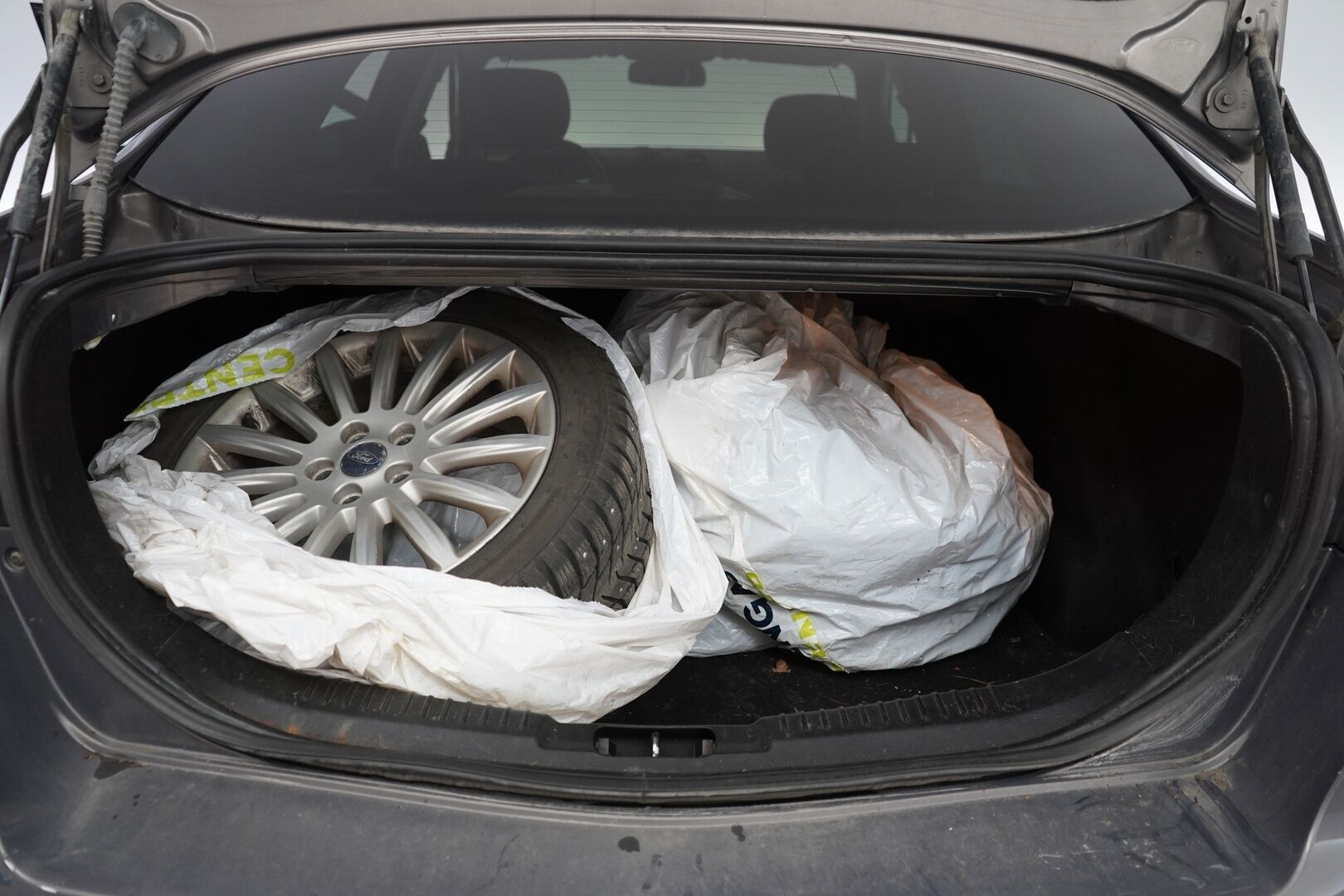 Ford Mondeo 2012 YritysOutlet - Myydään vain yrityksille - ACC | Webasto | Ilmastoidut nahat | Irrotettava vetokoukku | Kahdet renkaat alumiinivantein | Säntilliset huollot