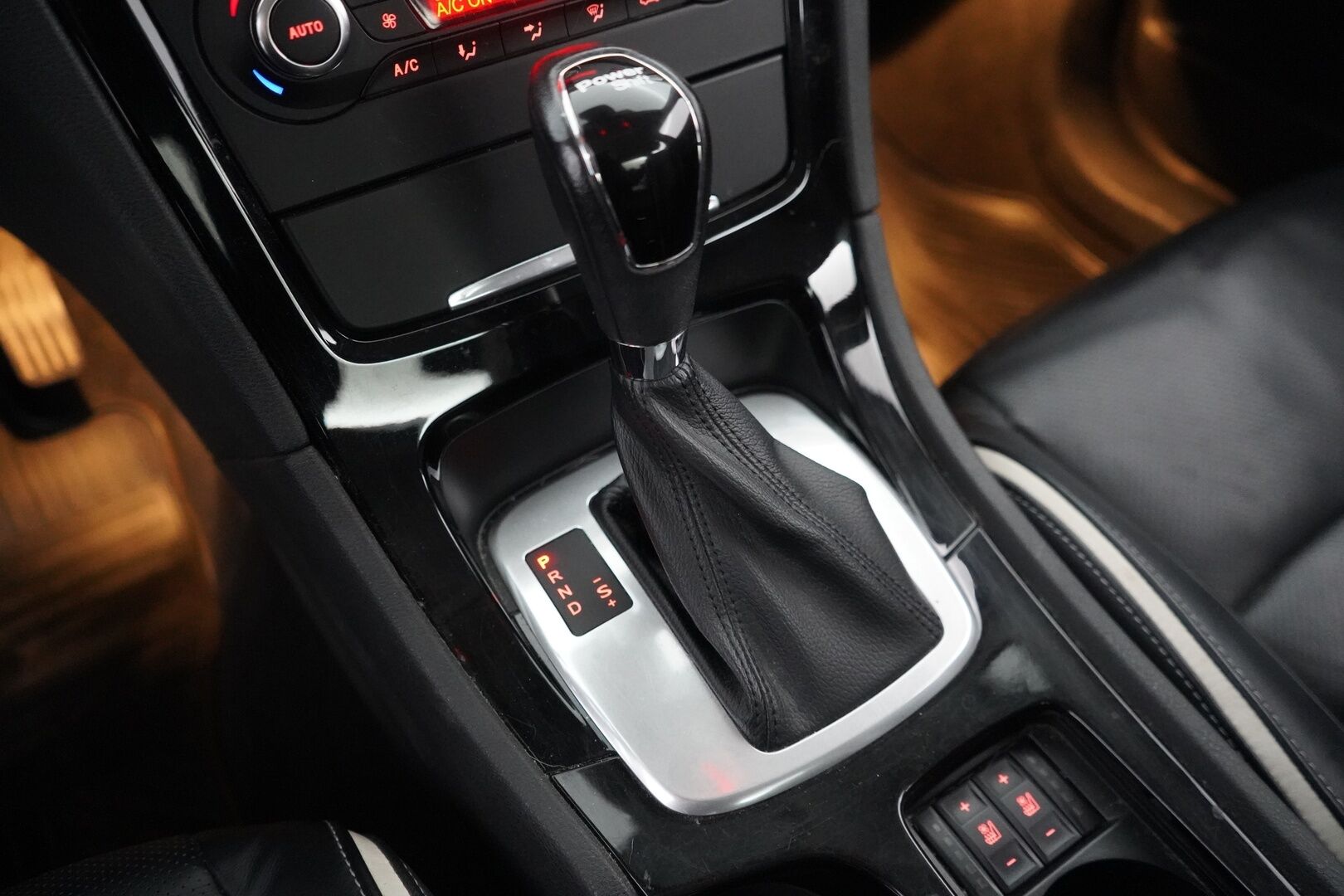 Ford Mondeo 2012 YritysOutlet - Myydään vain yrityksille - ACC | Webasto | Ilmastoidut nahat | Irrotettava vetokoukku | Kahdet renkaat alumiinivantein | Säntilliset huollot