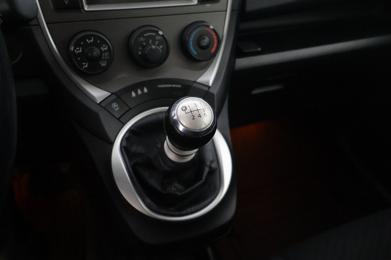 Toyota Verso-S 2011 1,33 Dual VVT-i Stop & Start Linea Sol *Suomi-auto / Kamera / Lohkolämmitin + sisäpistoke / Merkkihuollettu* - Todella siisti / Suomi-auto / Merkkikirja