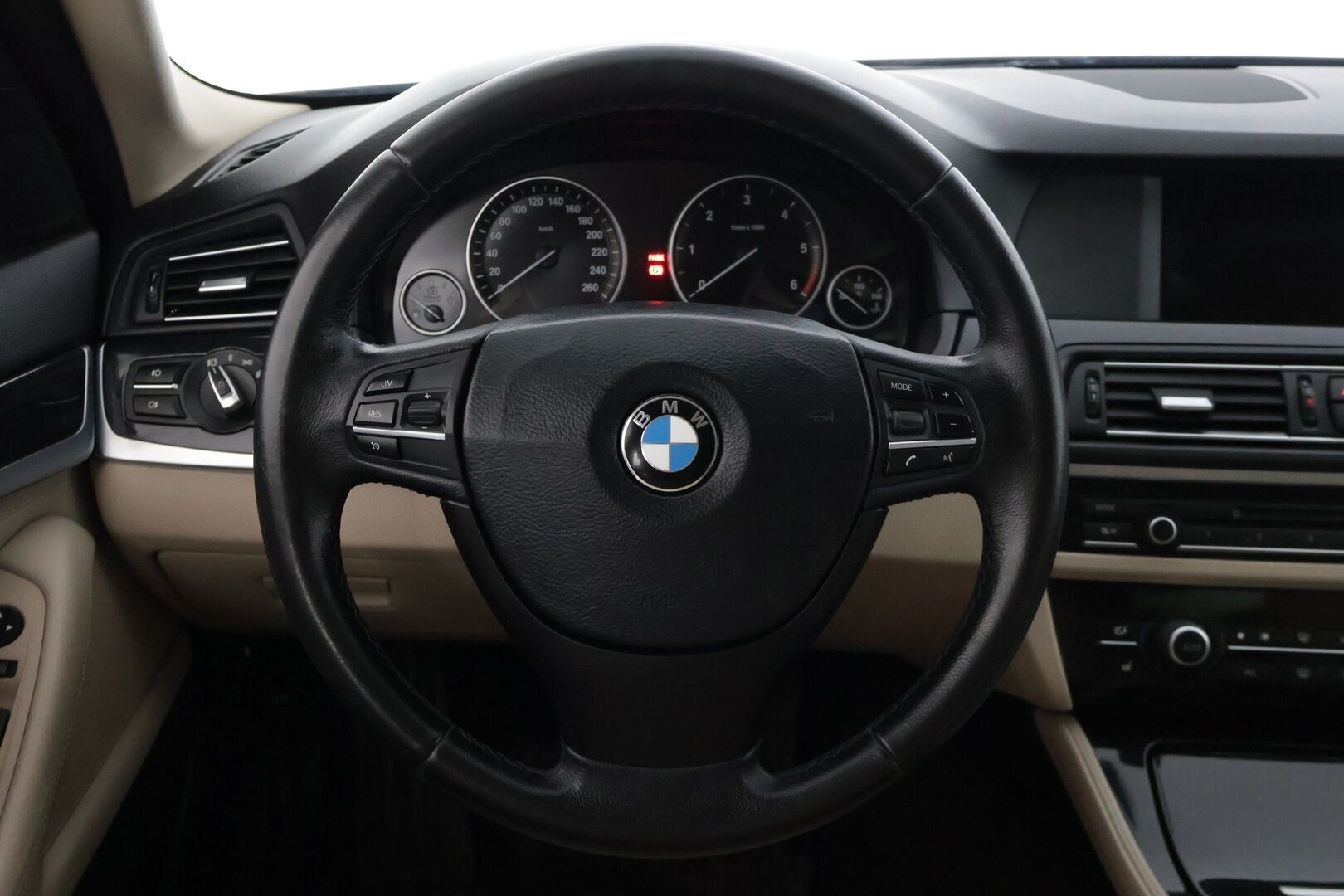 BMW 520 2012 TwinPower Turbo A F10 Sedan Business* Lohkolämmitin / Vakkari / Vaaleet sporttinahat / Tutkat eteen ja taakse * - * Suomi-auto hyvällä pidolla ollut * - HULLU BLACKWEEK KORKOTARJOUS 2,49%