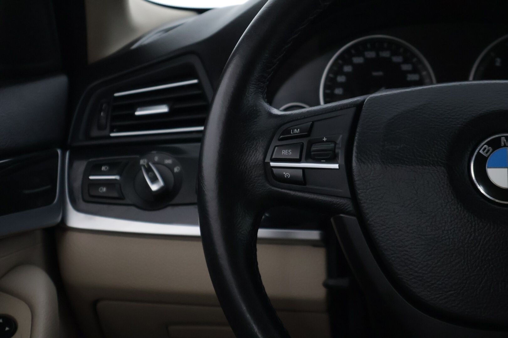 BMW 520 2012 TwinPower Turbo A F10 Sedan Business* Lohkolämmitin / Vakkari / Vaaleet sporttinahat / Tutkat eteen ja taakse * - * Suomi-auto hyvällä pidolla ollut *