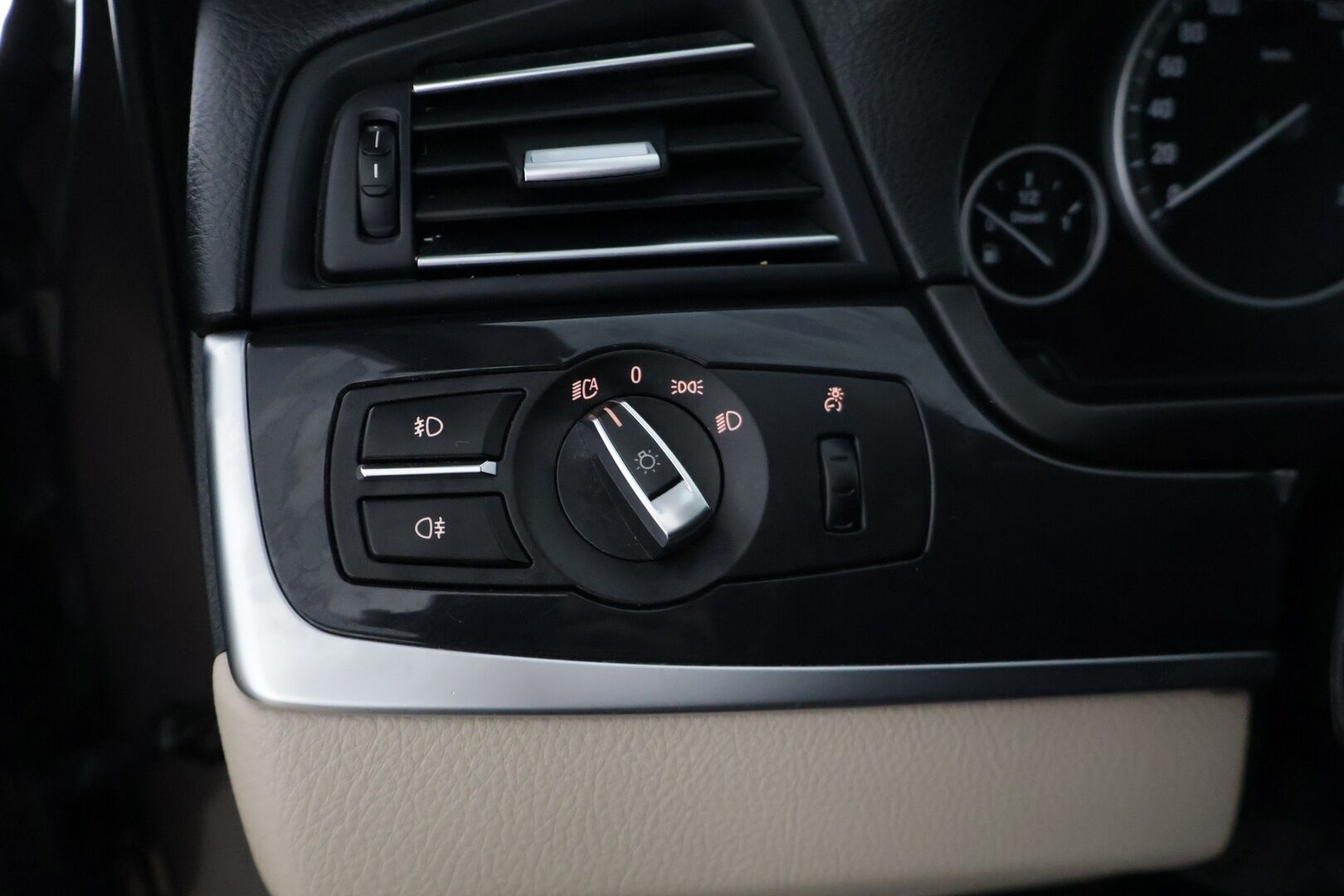 BMW 520 2012 TwinPower Turbo A F10 Sedan Business* Lohkolämmitin / Vakkari / Vaaleet sporttinahat / Tutkat eteen ja taakse * - * Suomi-auto hyvällä pidolla ollut *