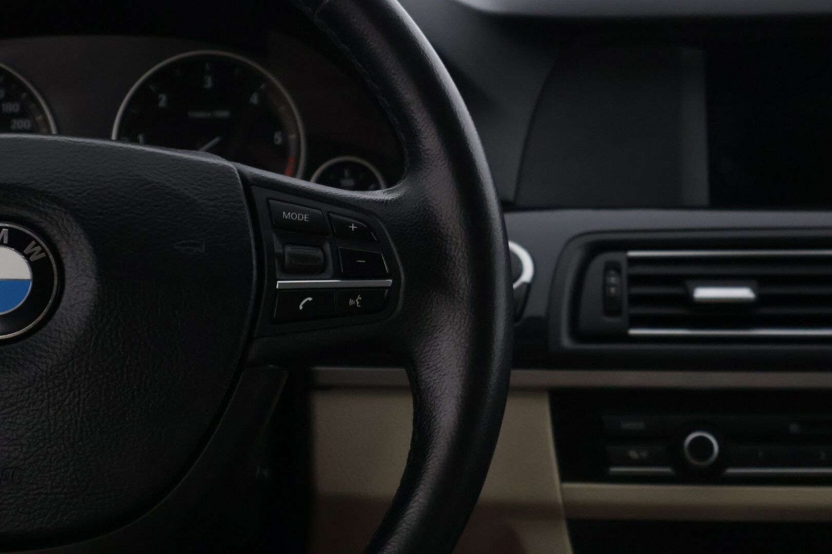 BMW 520 2012 TwinPower Turbo A F10 Sedan Business* Lohkolämmitin / Vakkari / Vaaleet sporttinahat / Tutkat eteen ja taakse * - * Suomi-auto hyvällä pidolla ollut * - HULLU BLACKWEEK KORKOTARJOUS 2,49%