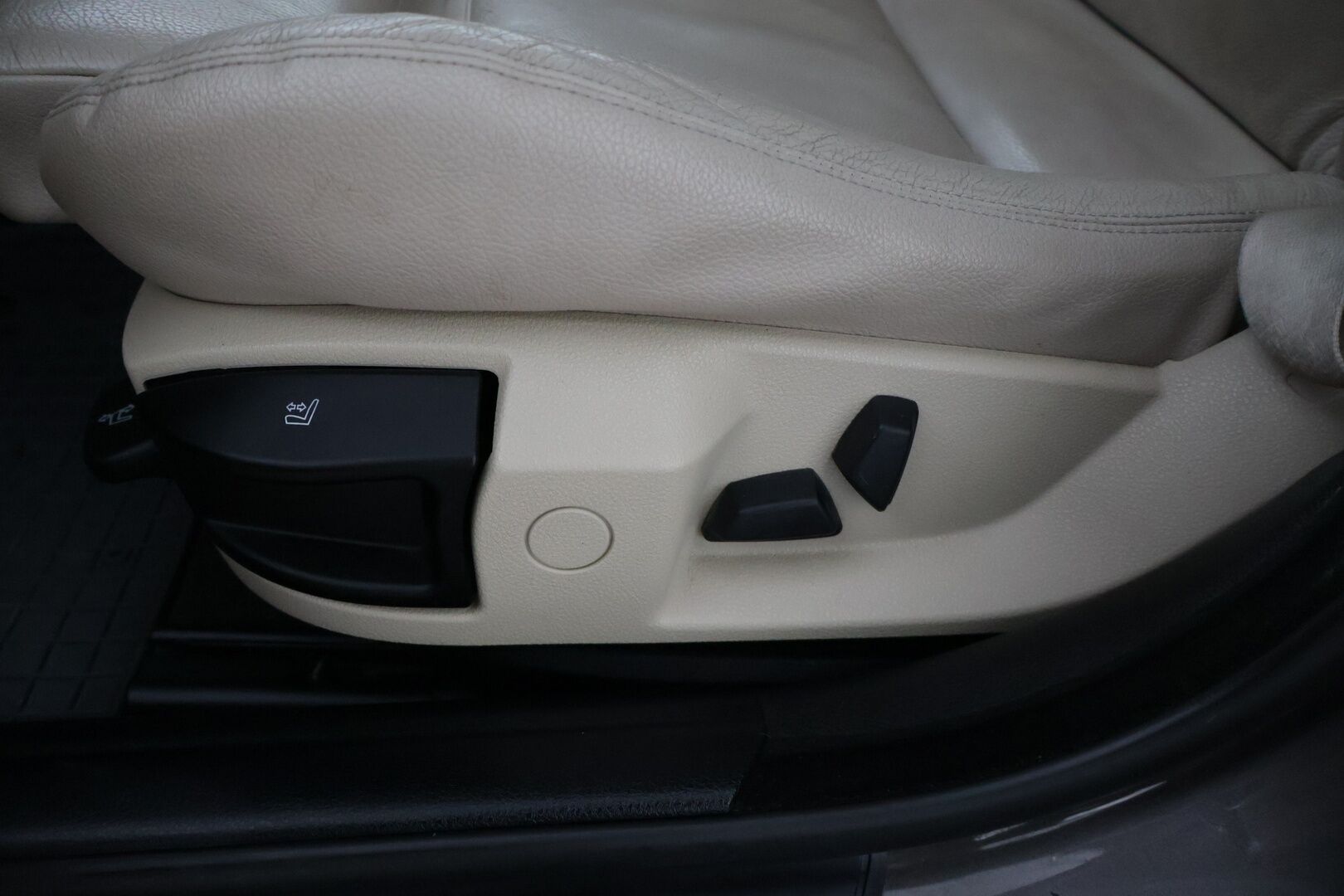 BMW 520 2012 TwinPower Turbo A F10 Sedan Business* Lohkolämmitin / Vakkari / Vaaleet sporttinahat / Tutkat eteen ja taakse * - * Suomi-auto hyvällä pidolla ollut *