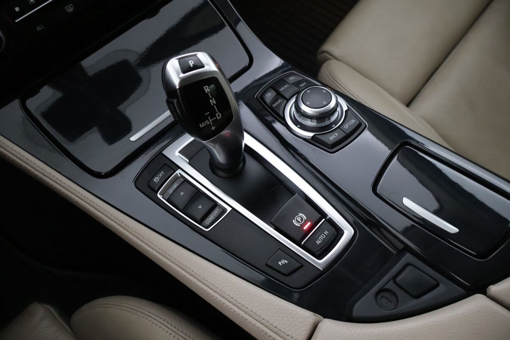 BMW 520 2012 TwinPower Turbo A F10 Sedan Business* Lohkolämmitin / Vakkari / Vaaleet sporttinahat / Tutkat eteen ja taakse * - * Suomi-auto hyvällä pidolla ollut * - HULLU BLACKWEEK KORKOTARJOUS 2,49%