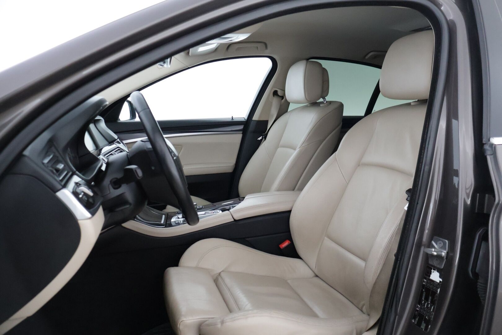 BMW 520 2012 TwinPower Turbo A F10 Sedan Business* Lohkolämmitin / Vakkari / Vaaleet sporttinahat / Tutkat eteen ja taakse * - * Suomi-auto hyvällä pidolla ollut *