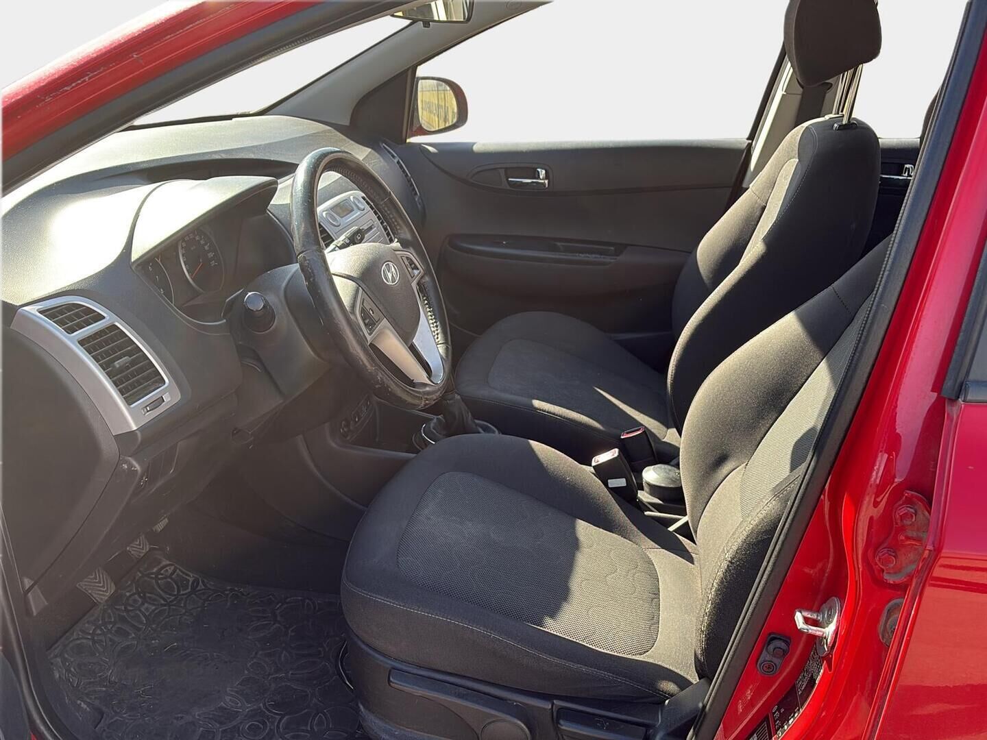 Hyundai i20 2012 1,4 5d Comfort * Suomi-auto / Huoltokirja / Lohko ja sisäpistoke / Ilmastointi * - * Radio / Penkinlämmittimet / Juuri huollettu ja kytkin vaihdettu *