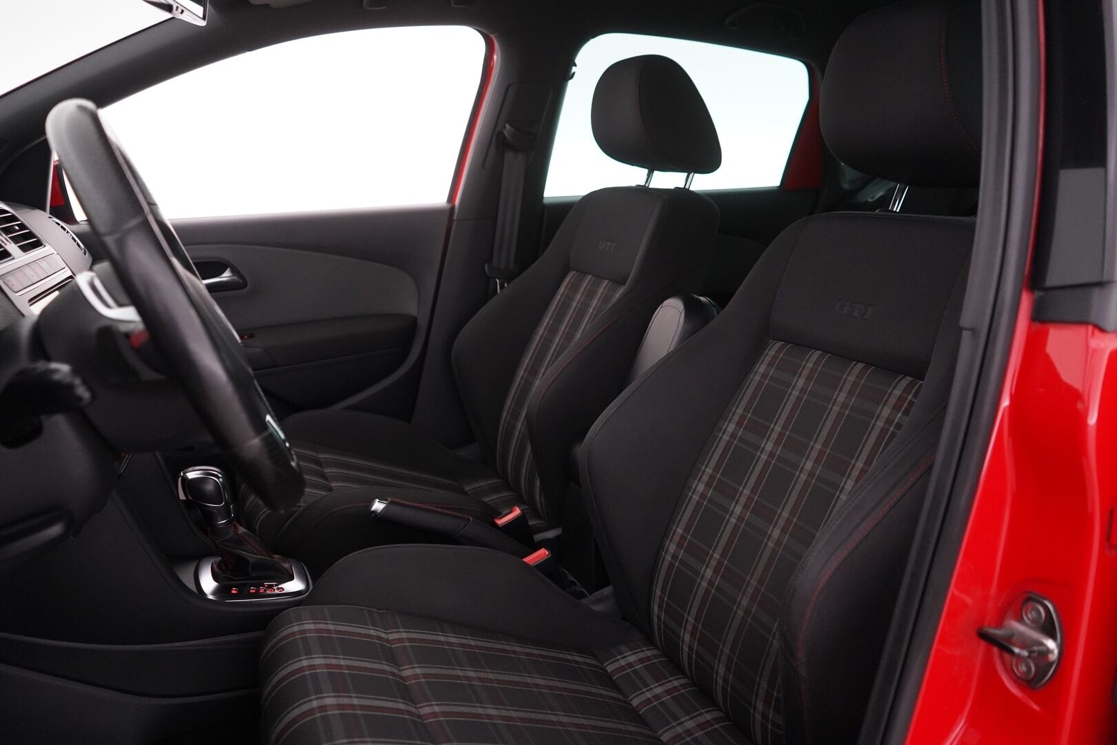 Volkswagen Polo 2012 GTI 1,4 TSI 132 kW (180 hv) DSG-automaatti 4-ov. *Lohko / Xenon / P-Tutka / Apple Carplay & AndroidAuto* - Ketju vaihdettu 145tkm / Kahdet renkaat vanteilla / Suomi-auto