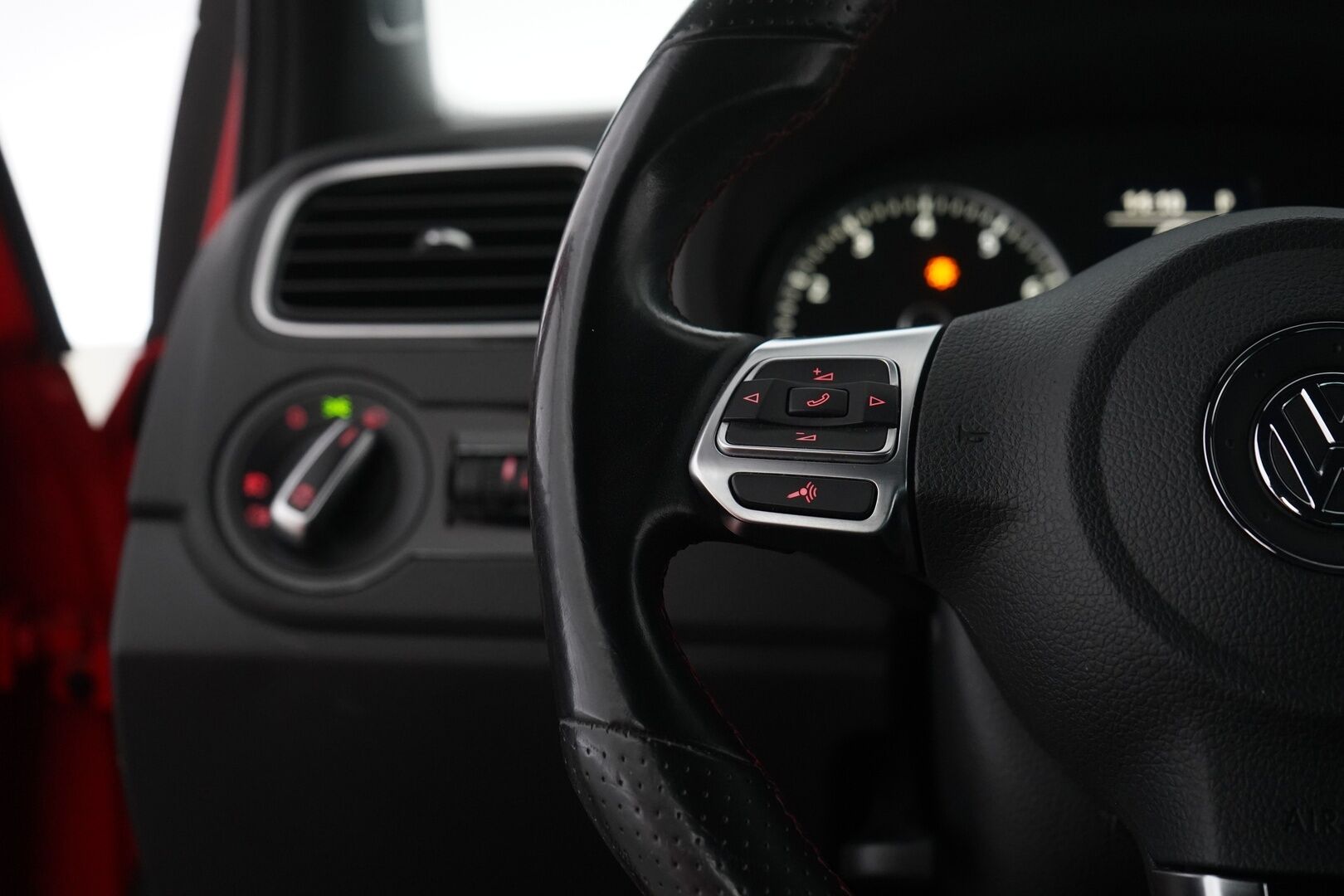 Volkswagen Polo 2012 GTI 1,4 TSI 132 kW (180 hv) DSG-automaatti 4-ov. *Lohko / Xenon / P-Tutka / Apple Carplay & AndroidAuto* - Ketju vaihdettu 145tkm / Kahdet renkaat vanteilla / Suomi-auto