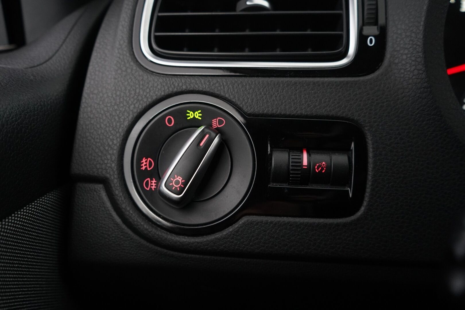 Volkswagen Polo 2012 GTI 1,4 TSI 132 kW (180 hv) DSG-automaatti 4-ov. *Lohko / Xenon / P-Tutka / Apple Carplay & AndroidAuto* - Ketju vaihdettu 145tkm / Kahdet renkaat vanteilla / Suomi-auto