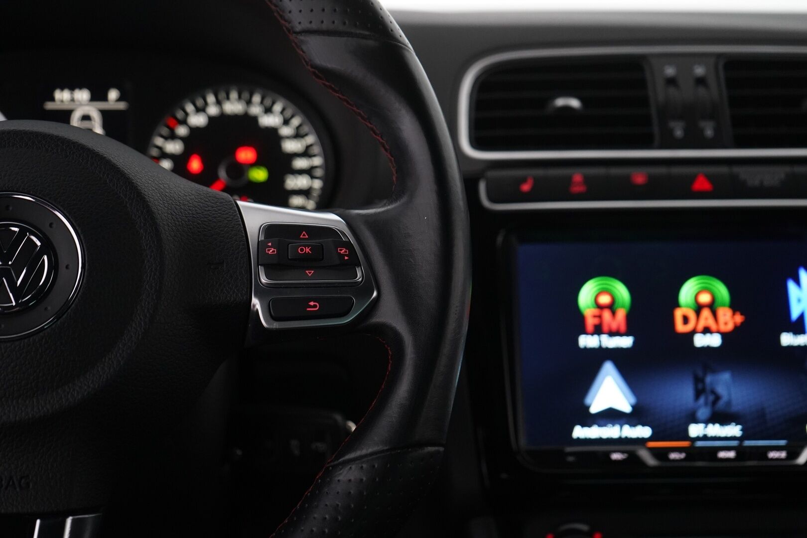 Volkswagen Polo 2012 GTI 1,4 TSI 132 kW (180 hv) DSG-automaatti 4-ov. *Lohko / Xenon / P-Tutka / Apple Carplay & AndroidAuto* - Ketju vaihdettu 145tkm / Kahdet renkaat vanteilla / Suomi-auto