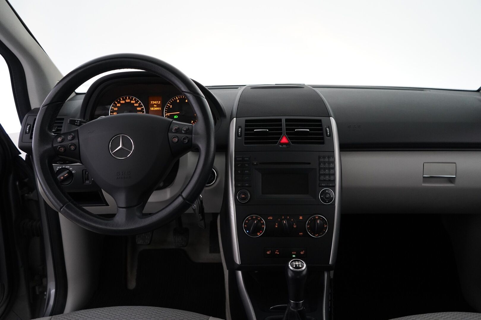 Mercedes-Benz A 2012 160 BE 5D Premium Business * Vakkari / Puolinahat / Tutkat / Penkinlämmittimet / Ilmastointi * - Suomi-auto / Kadet OEM vanteet / 1 / 26 Katsastettu / Myydään juuri huollettuna