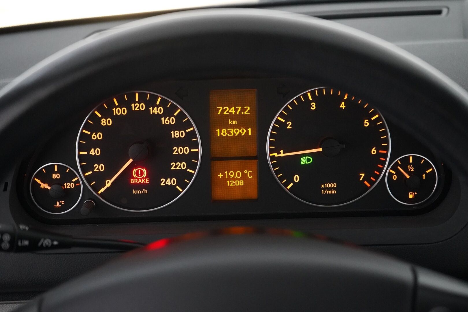 Mercedes-Benz A 2012 160 BE 5D Premium Business * Vakkari / Puolinahat / Tutkat / Penkinlämmittimet / Ilmastointi * - Suomi-auto / Kadet OEM vanteet / 1 / 26 Katsastettu / Myydään juuri huollettuna