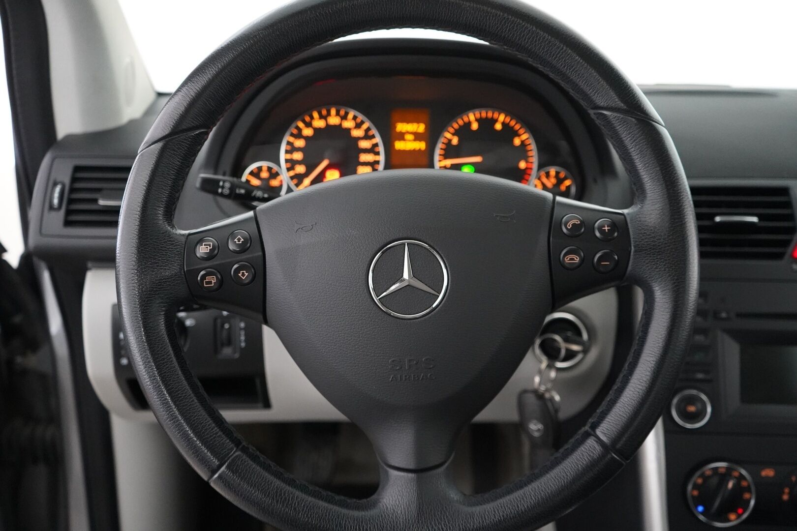 Mercedes-Benz A 2012 160 BE 5D Premium Business * Vakkari / Puolinahat / Tutkat / Penkinlämmittimet / Ilmastointi * - Suomi-auto / Kadet OEM vanteet / 1 / 26 Katsastettu / Myydään juuri huollettuna