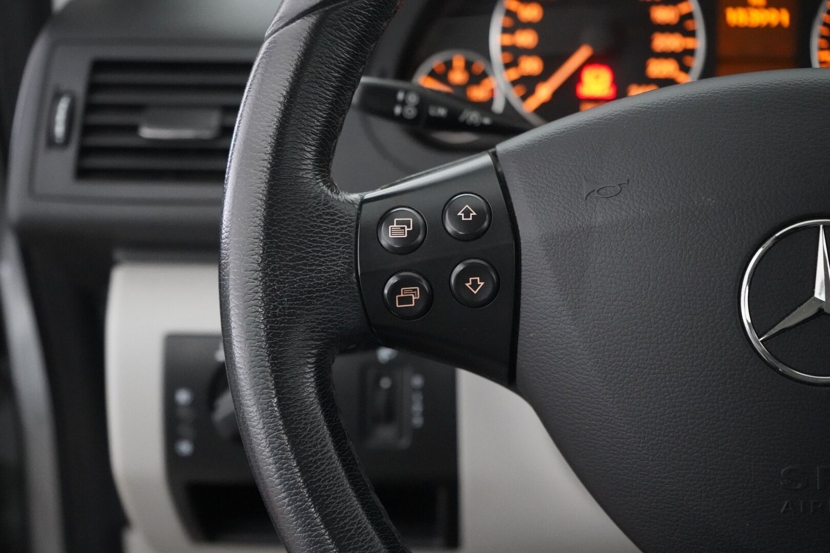 Mercedes-Benz A 2012 160 BE 5D Premium Business * Vakkari / Puolinahat / Tutkat / Penkinlämmittimet / Ilmastointi * - Suomi-auto / Kadet OEM vanteet / 1 / 26 Katsastettu / Myydään juuri huollettuna