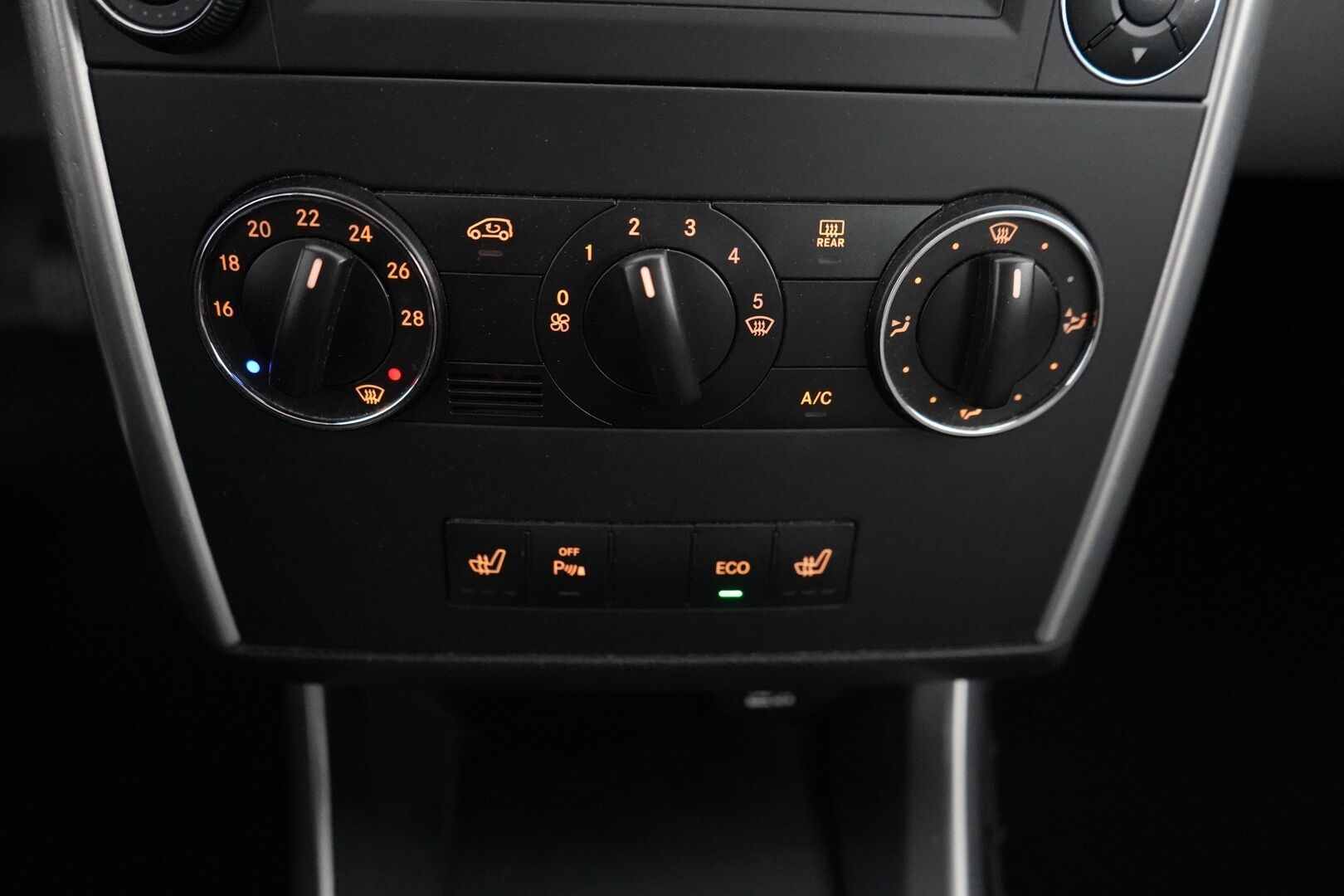 Mercedes-Benz A 2012 160 BE 5D Premium Business * Vakkari / Puolinahat / Tutkat / Penkinlämmittimet / Ilmastointi * - Suomi-auto / Kadet OEM vanteet / 1 / 26 Katsastettu / Myydään juuri huollettuna