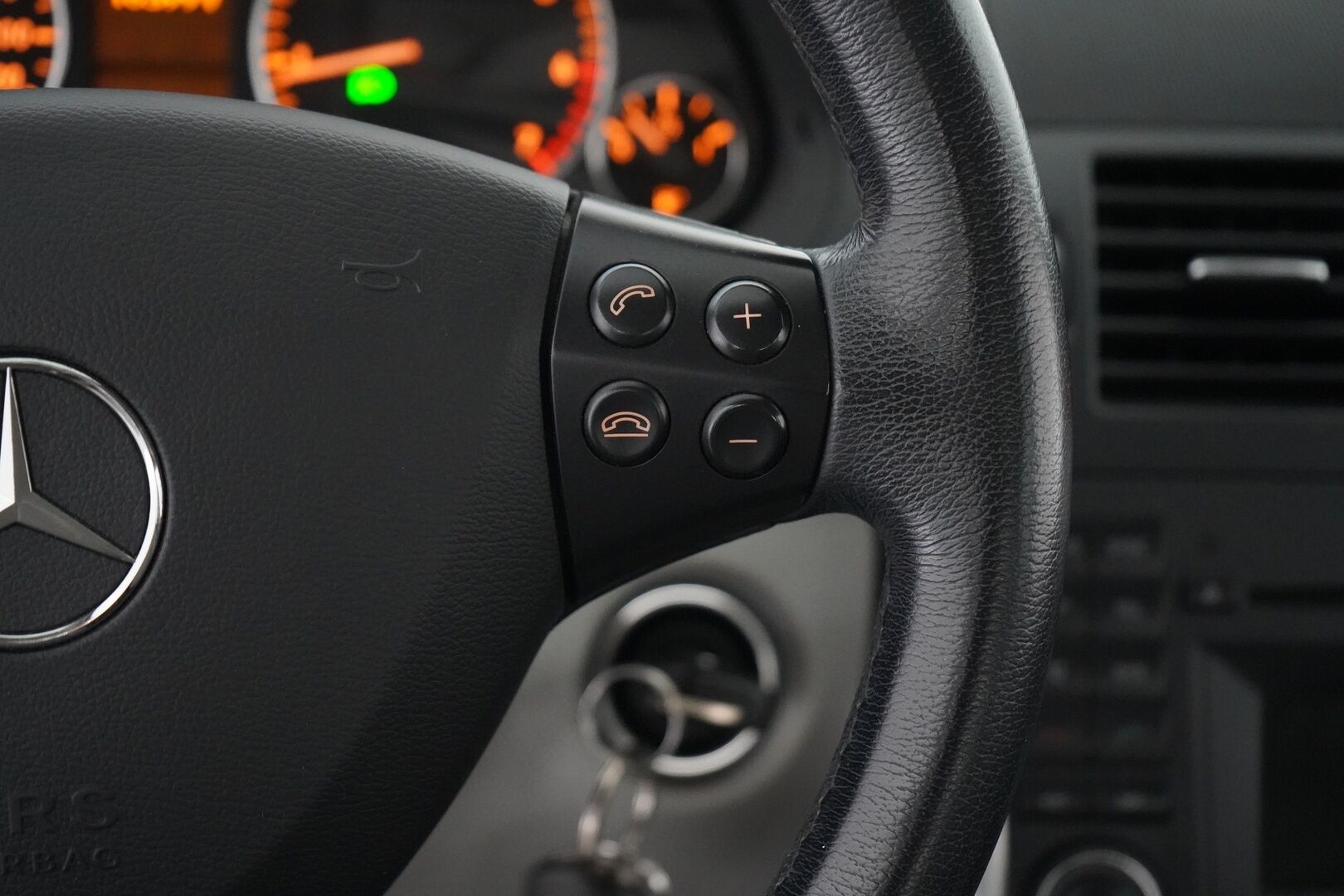 Mercedes-Benz A 2012 160 BE 5D Premium Business * Vakkari / Puolinahat / Tutkat / Penkinlämmittimet / Ilmastointi * - Suomi-auto / Kadet OEM vanteet / 1 / 26 Katsastettu / Myydään juuri huollettuna