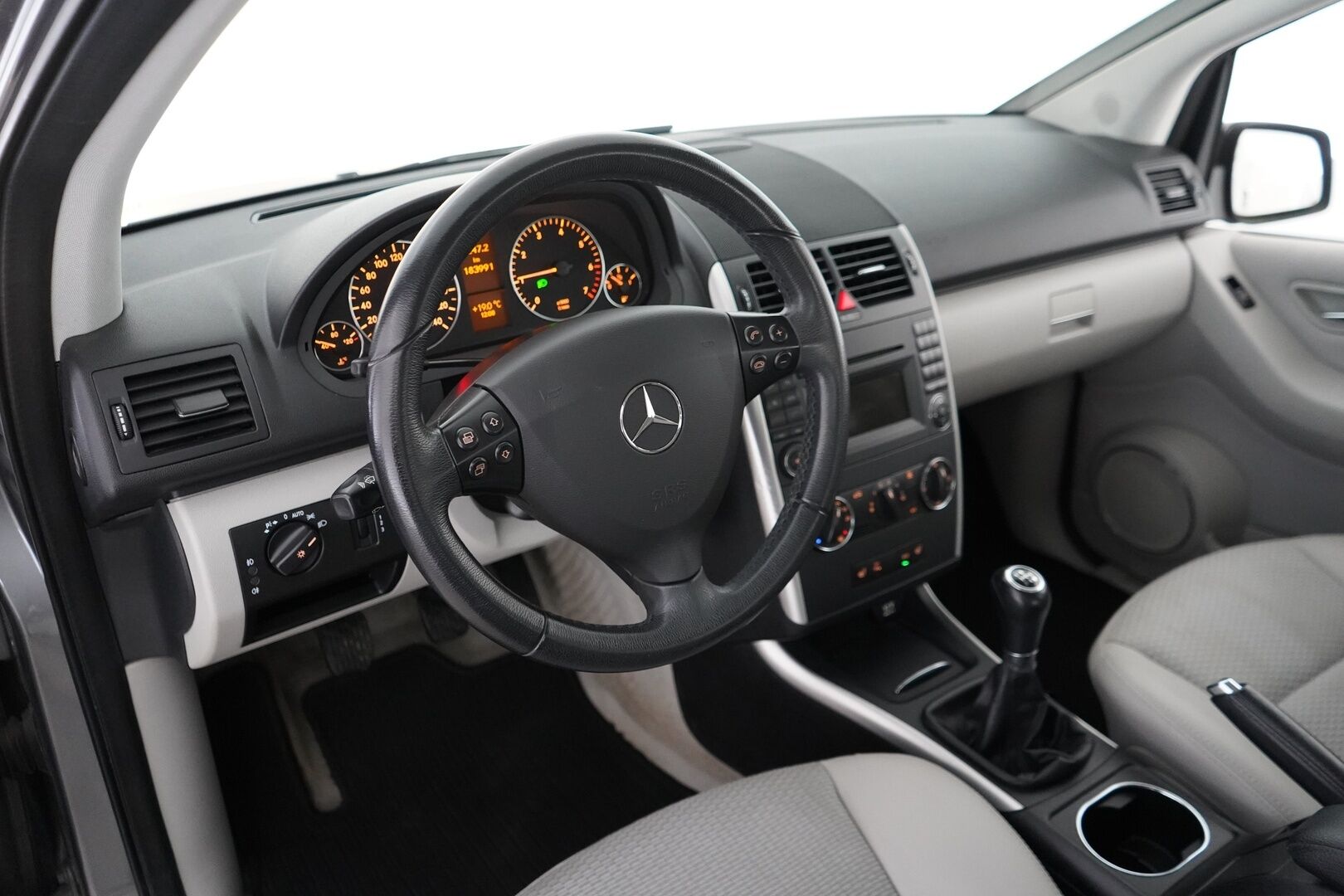 Mercedes-Benz A 2012 160 BE 5D Premium Business * Vakkari / Puolinahat / Tutkat / Penkinlämmittimet / Ilmastointi * - Suomi-auto / Kadet OEM vanteet / 1 / 26 Katsastettu / Myydään juuri huollettuna