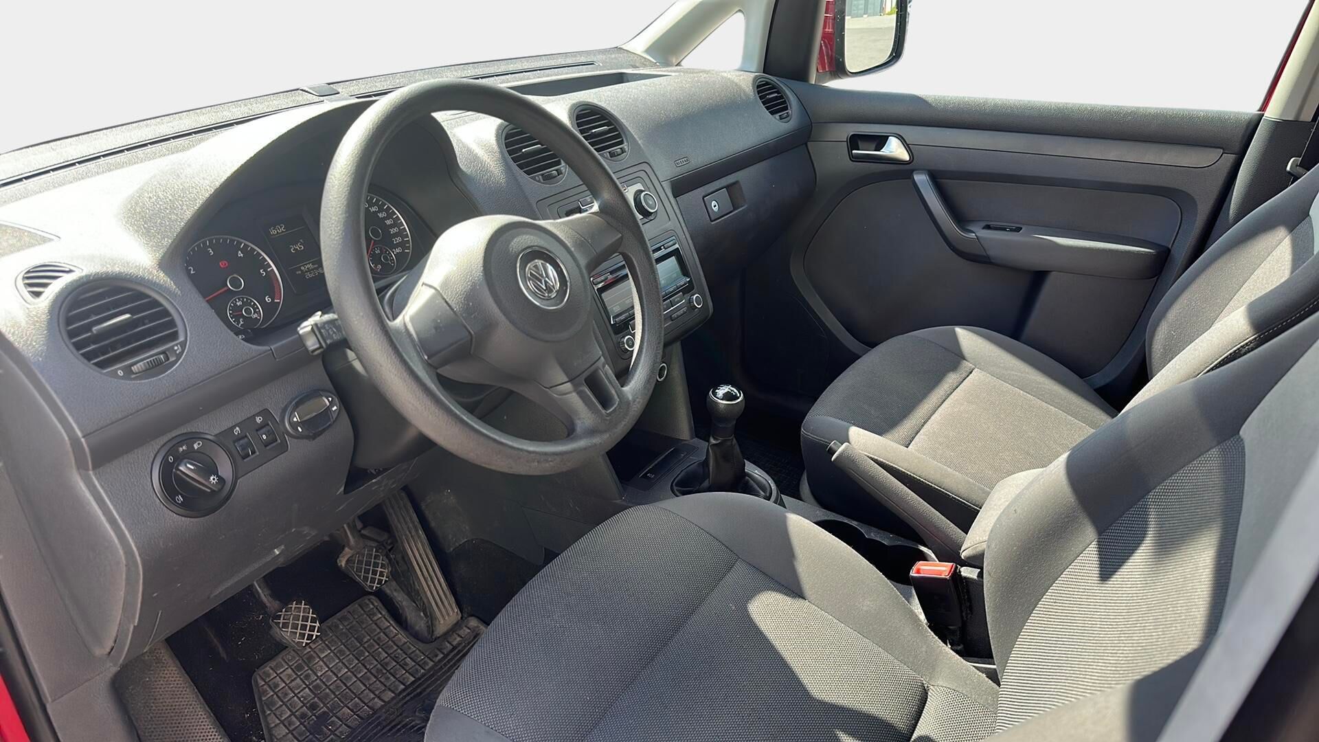 Volkswagen Caddy 2012 Trendline Family 1,6 TDI 75 kW / Webasto / Vetokoukku / Vakkari / LED-lisävalo - Jakohihna vaihdettu 8/24 / Suomi-auto
