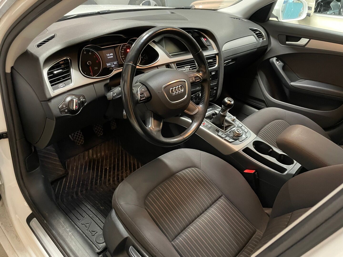 Audi A4 2013 Avant LE 1,8 TFSI 125 kW - | Vakkari | Navi | Lohko | S-Luukku | Kahdet hyvät renkaat | Hyvin huollettu | Kytkin ja vauhtipyörä uusittu 2025 | 