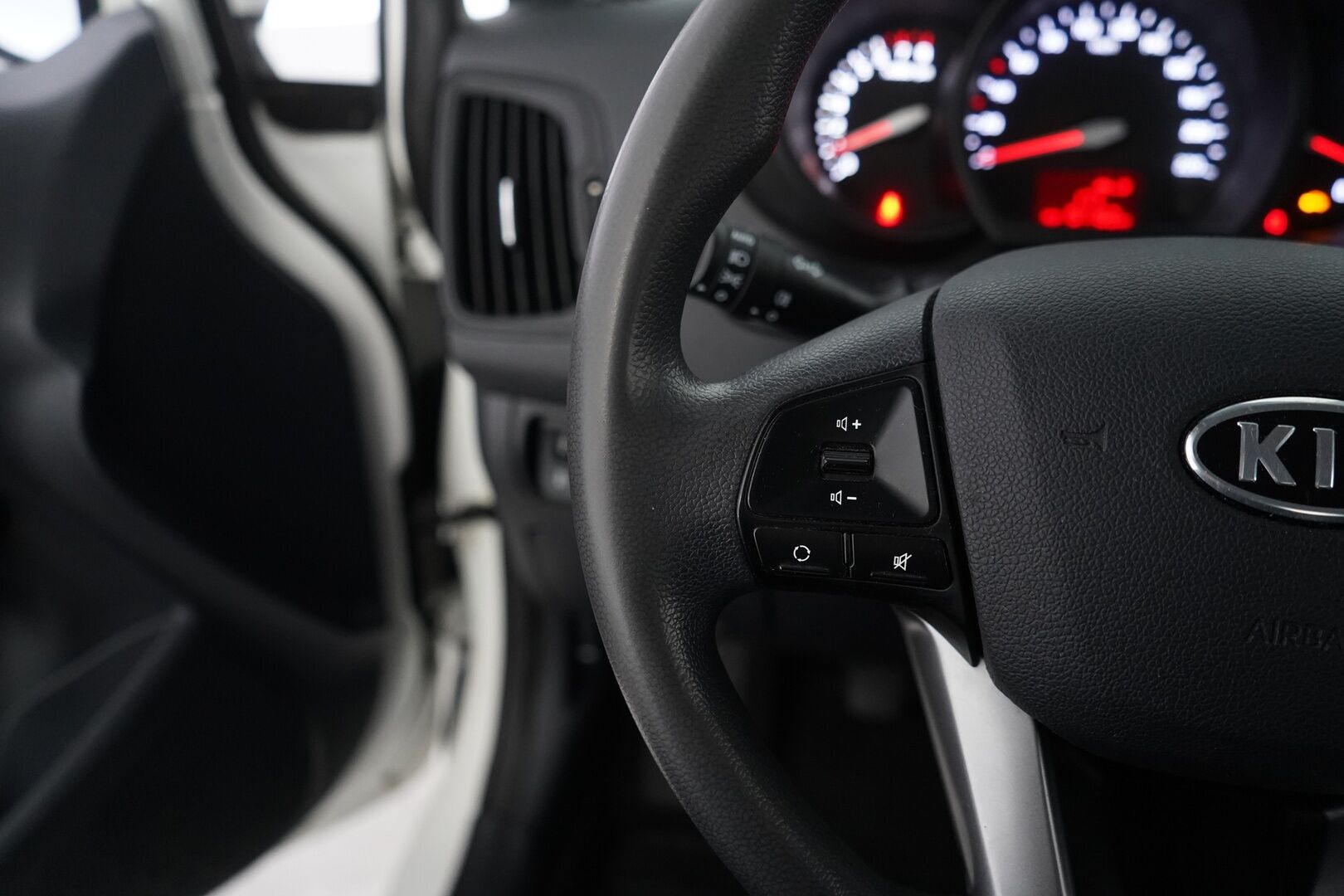 Kia Rio 2012 1,2 ISG LX 3D EcoDynamics *Ac / Lohkolämmitin sisähaaralla / Penkinlämmittimet - Suomi-auto / Kytkin uusittu 04/25 / Uusi tuulilasi vaihdettu 07/25! / Vuoden leima!