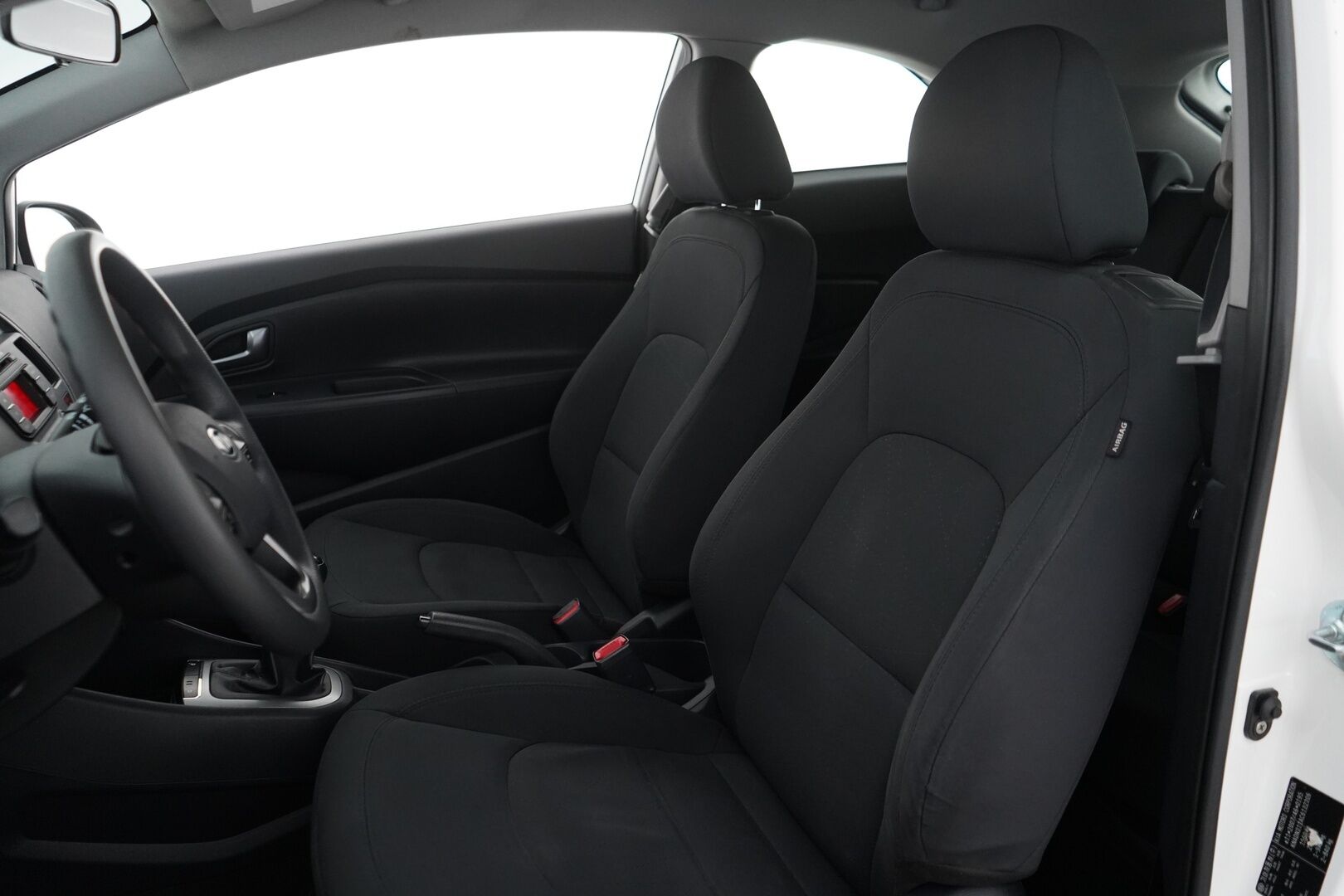 Kia Rio 2012 1,2 ISG LX 3D EcoDynamics *Ac / Lohkolämmitin sisähaaralla / Penkinlämmittimet - Suomi-auto / Kytkin uusittu 04/25 / Uusi tuulilasi vaihdettu 07/25! / Vuoden leima!