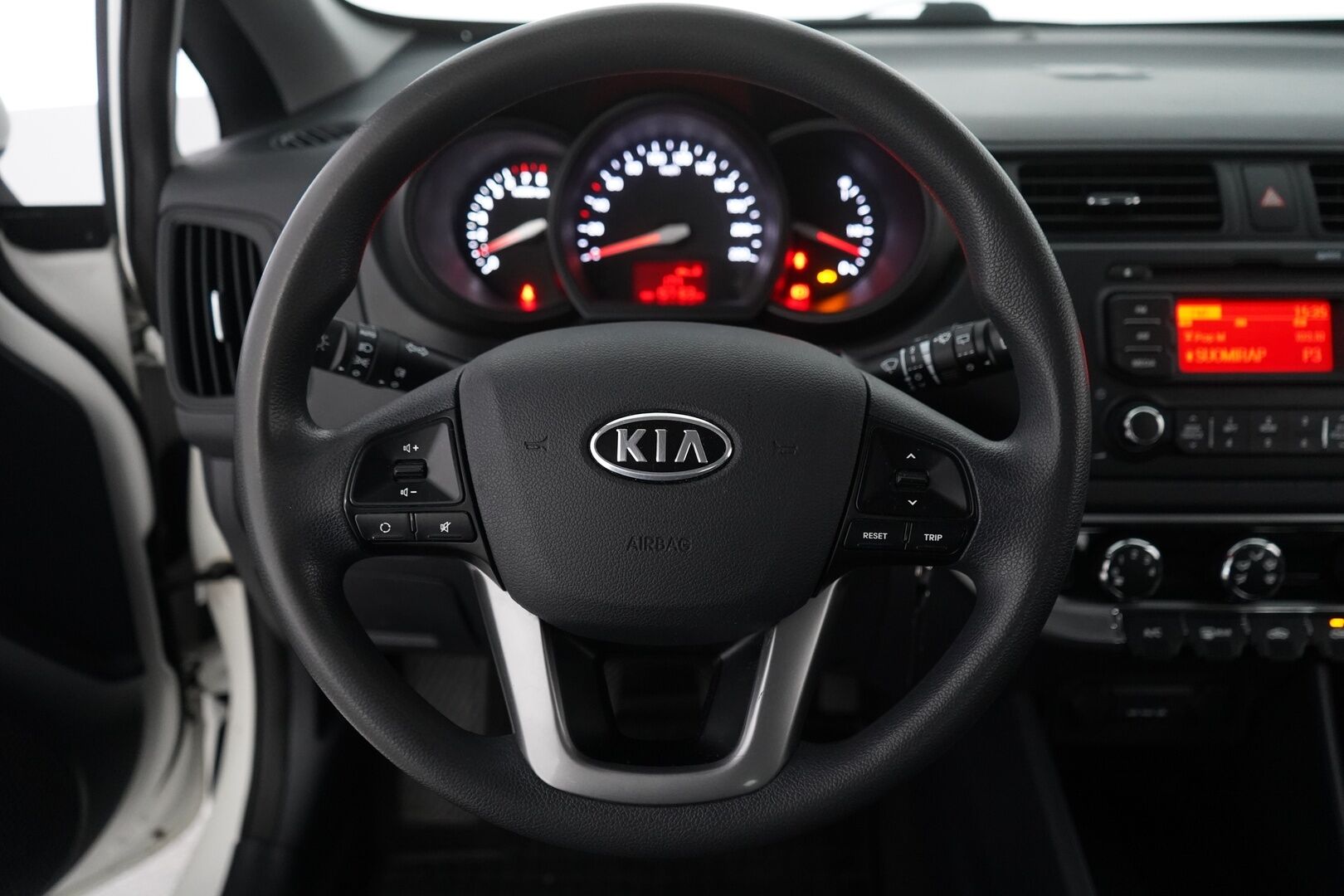 Kia Rio 2012 1,2 ISG LX 3D EcoDynamics *Ac / Lohkolämmitin sisähaaralla / Penkinlämmittimet - Suomi-auto / Kytkin uusittu 04/25 / Uusi tuulilasi vaihdettu 07/25! / Vuoden leima!