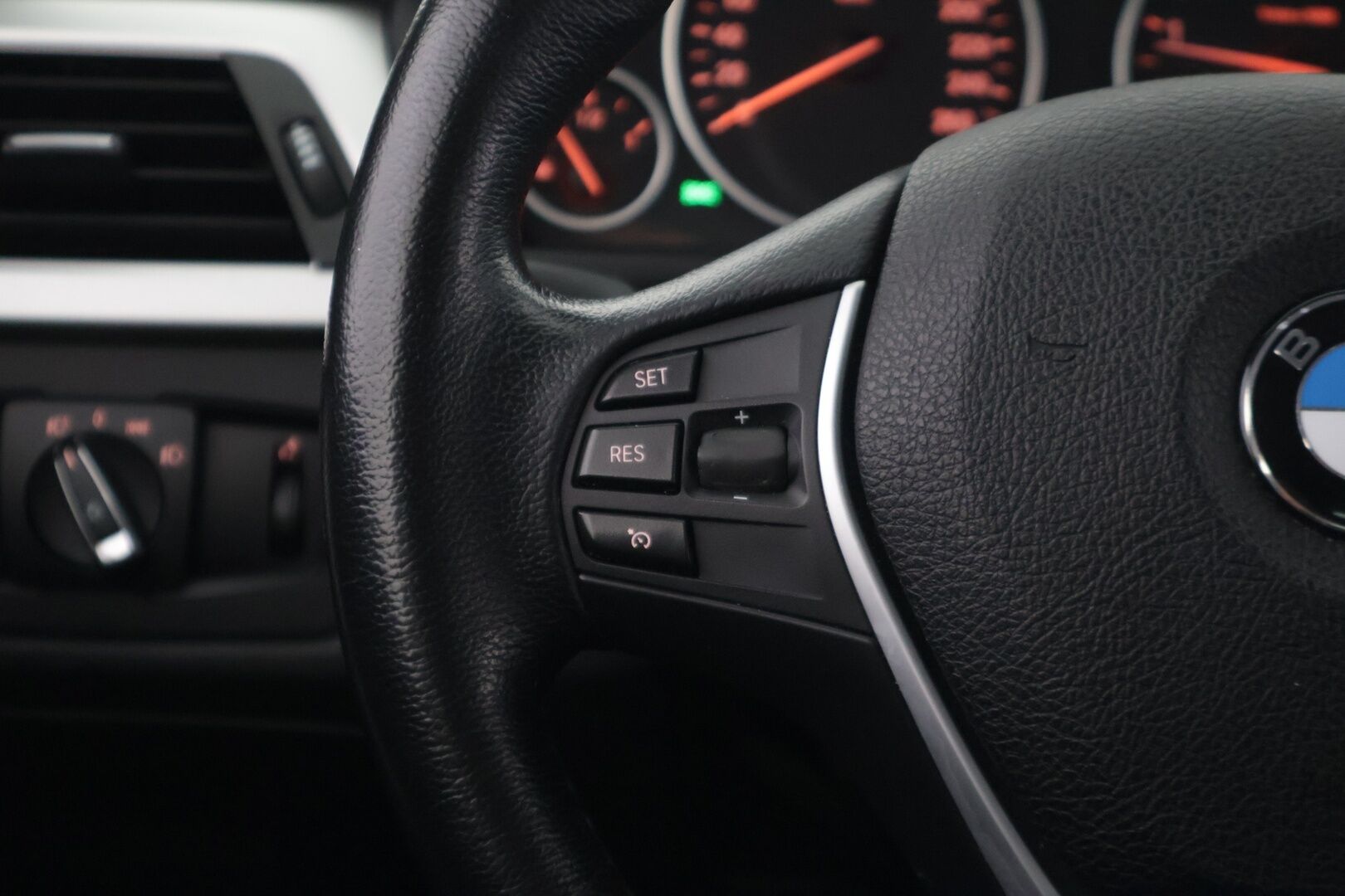 BMW 320 2013 F30 Sedan 320i TwinPower Turbo A xDrive Limited xDrive Edition  *YritysOutlet - Myydään vain yrityksille* - *Tämä auto myydään yritysOutlet valikoimasta vain yrityksille*