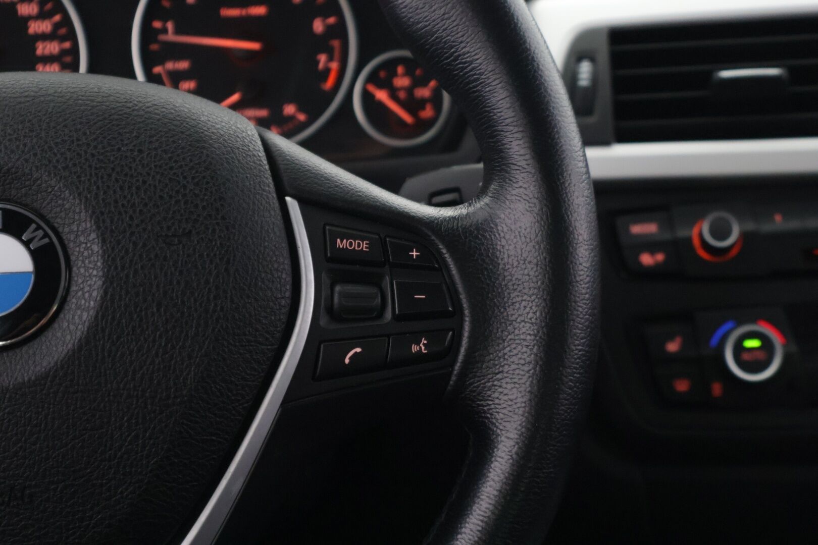 BMW 320 2013 F30 Sedan 320i TwinPower Turbo A xDrive Limited xDrive Edition  *YritysOutlet - Myydään vain yrityksille* - *Tämä auto myydään yritysOutlet valikoimasta vain yrityksille*