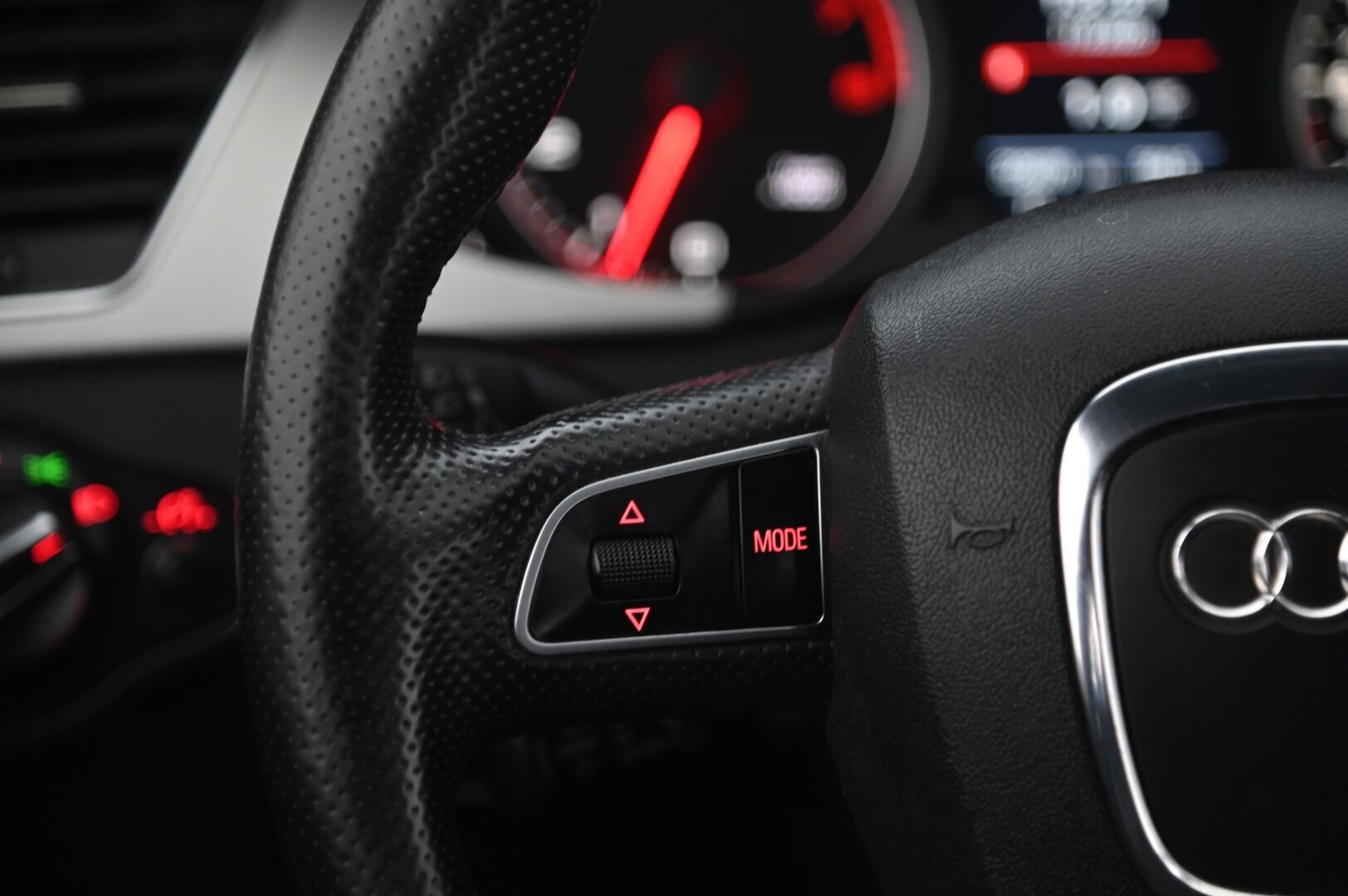 Audi A4 2009 Quattro *Myydään Huutokaupat.com* - Webasto / Sportti penkit / Koneremppa tehty! / MYYDÄÄN HUUTOKAUPAT.COMISSA 