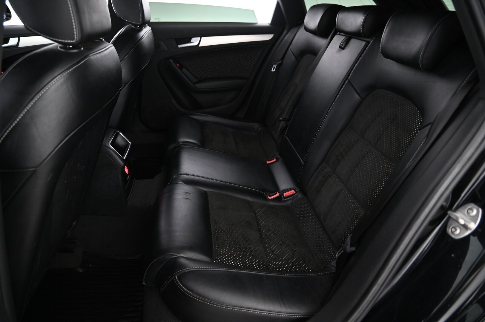 Audi A4 2009 Quattro *Myydään Huutokaupat.com* - Webasto / Sportti penkit / Koneremppa tehty! / MYYDÄÄN HUUTOKAUPAT.COMISSA 