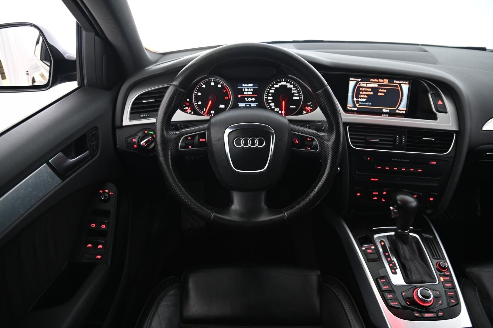 Audi A4 2009 Quattro *Myydään Huutokaupat.com* - Webasto / Sportti penkit / Koneremppa tehty! / MYYDÄÄN HUUTOKAUPAT.COMISSA 