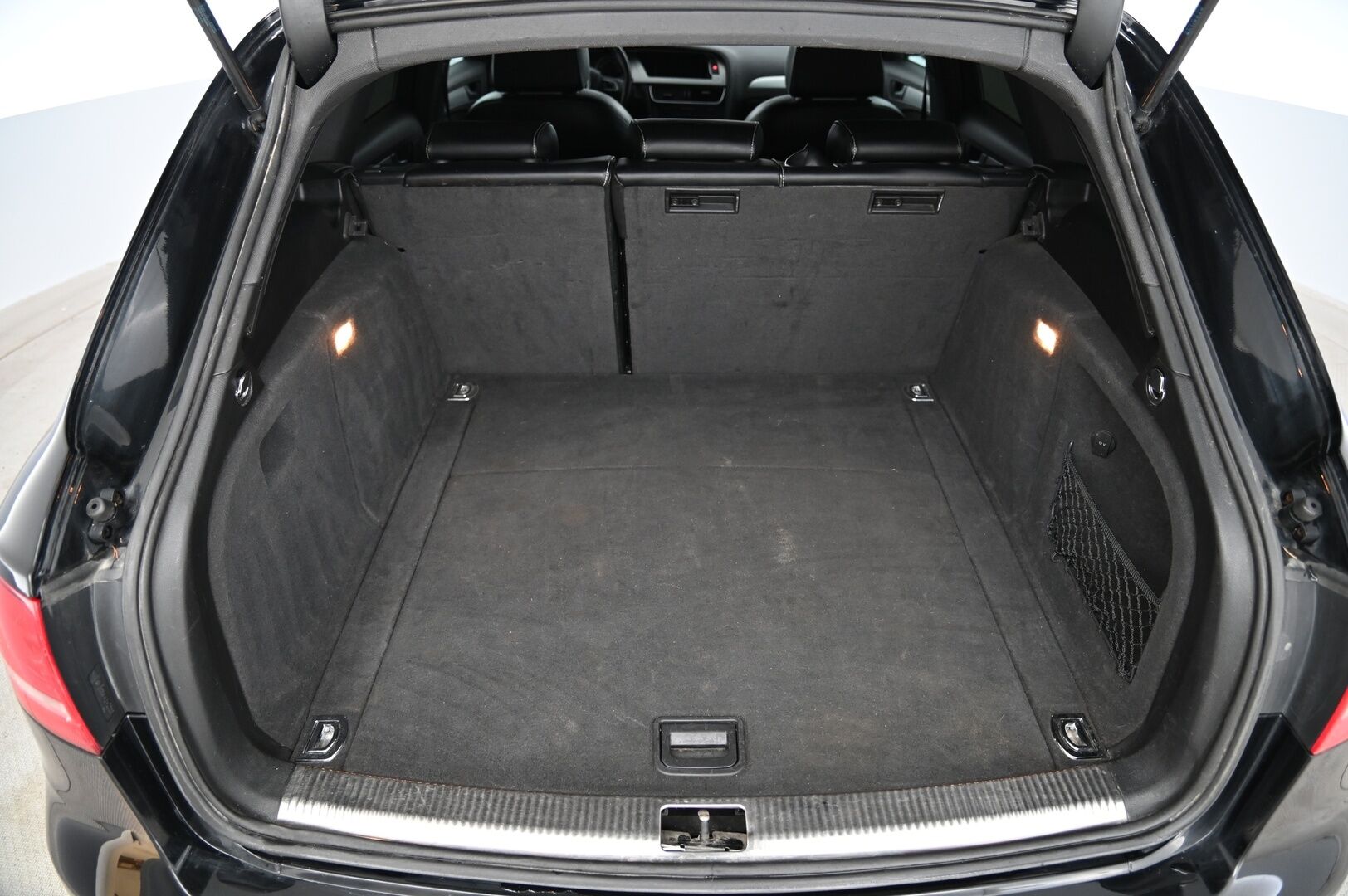 Audi A4 2009 Quattro *Myydään Huutokaupat.com* - Webasto / Sportti penkit / Koneremppa tehty! / MYYDÄÄN HUUTOKAUPAT.COMISSA 