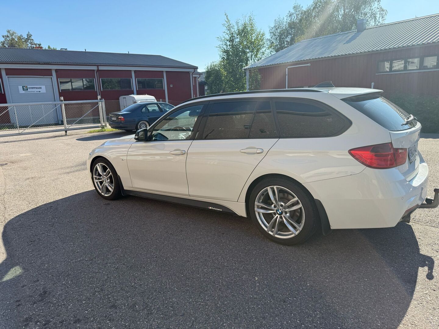 BMW 320 2014 F31 Touring 320d TwinPower Turbo A xDrive Business Automatic M-sport - Webasto / Ratinlämmitys / Xenonit / Harman&Kardon / Suomi auto