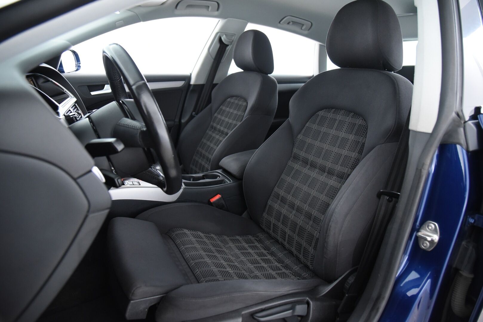 Audi A5 2014 Sportback Business 1,8 TFSI 125 kW multitronic / Suomi-Auto / Vakkari / Lohkolämmitin / Sport-Penkit / P-tutkat / BT-Audio - Asianmukaisesti huollettu koko käyttöiän ajan & Runsaasti lisätöitä tehty!